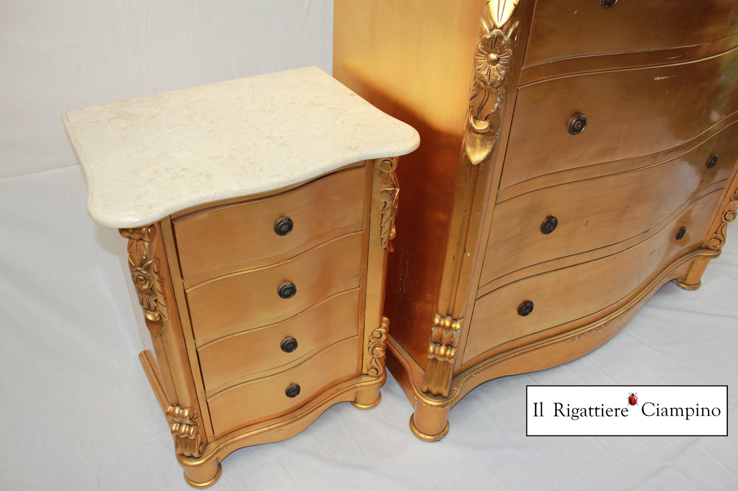 Trittico comò e comodini in foglia oro, legno mogano e piano in marmo