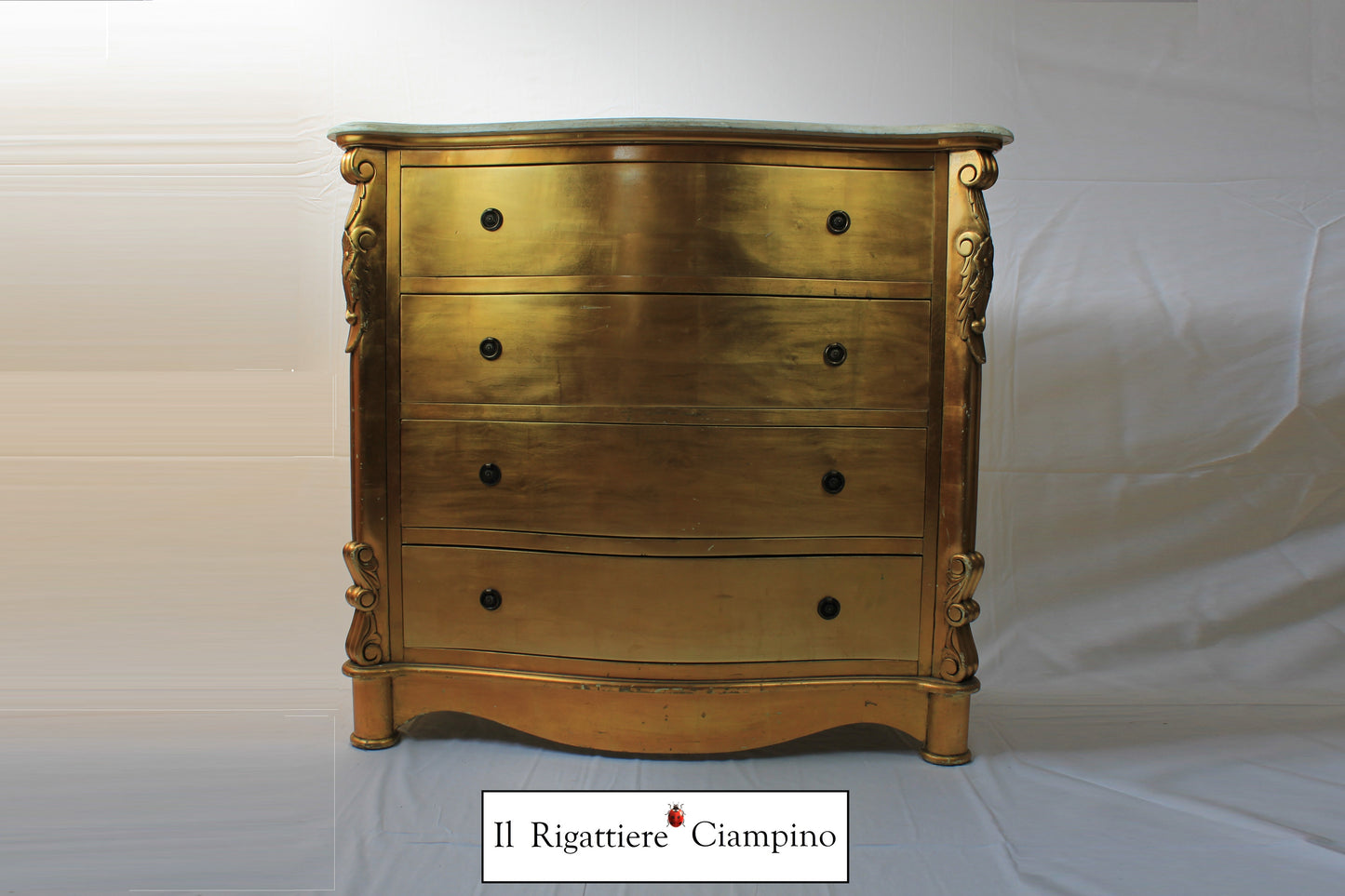 Trittico comò e comodini in foglia oro, legno mogano e piano in marmo