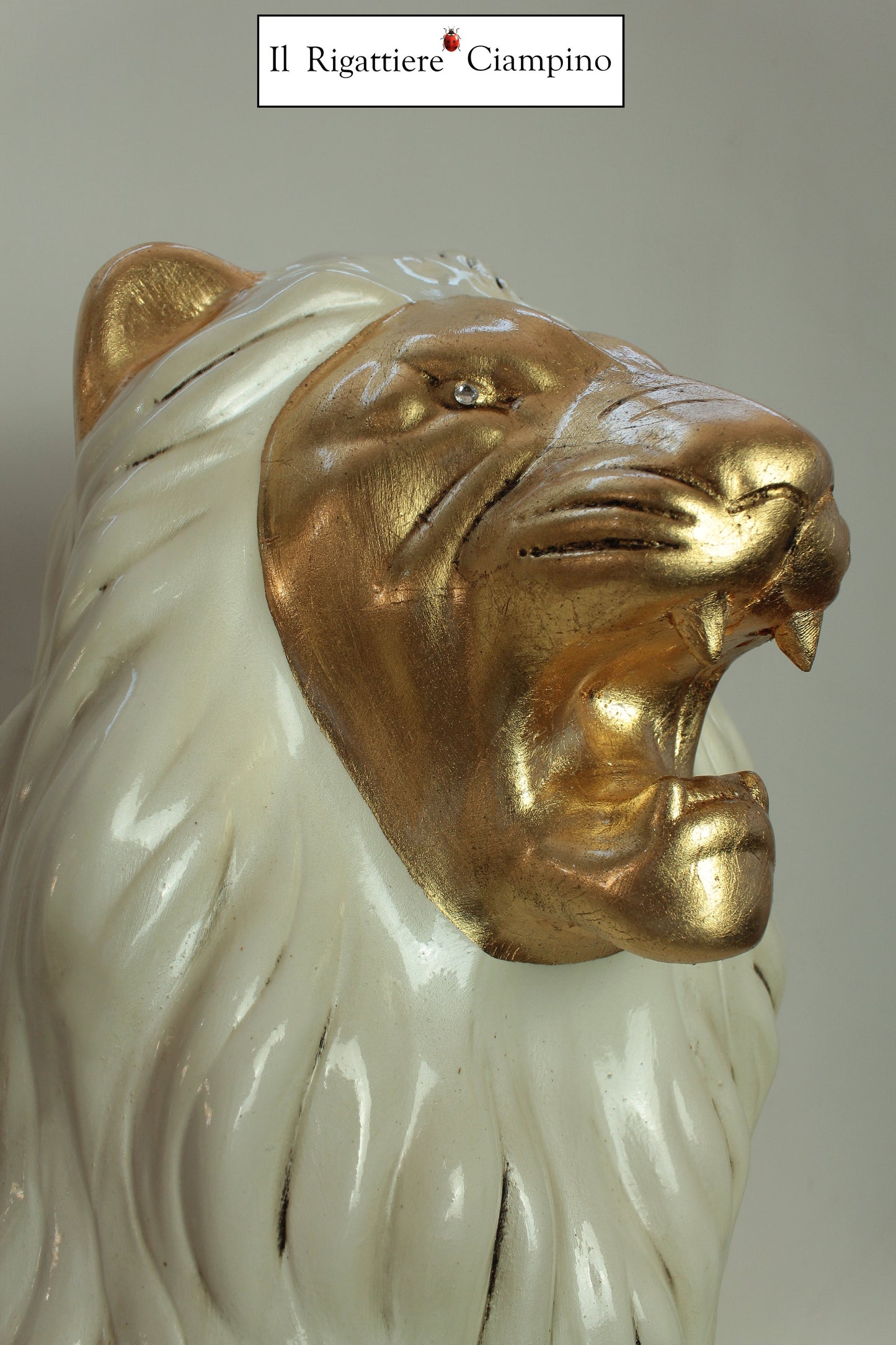 Leone oro e avorio statua in ceramica