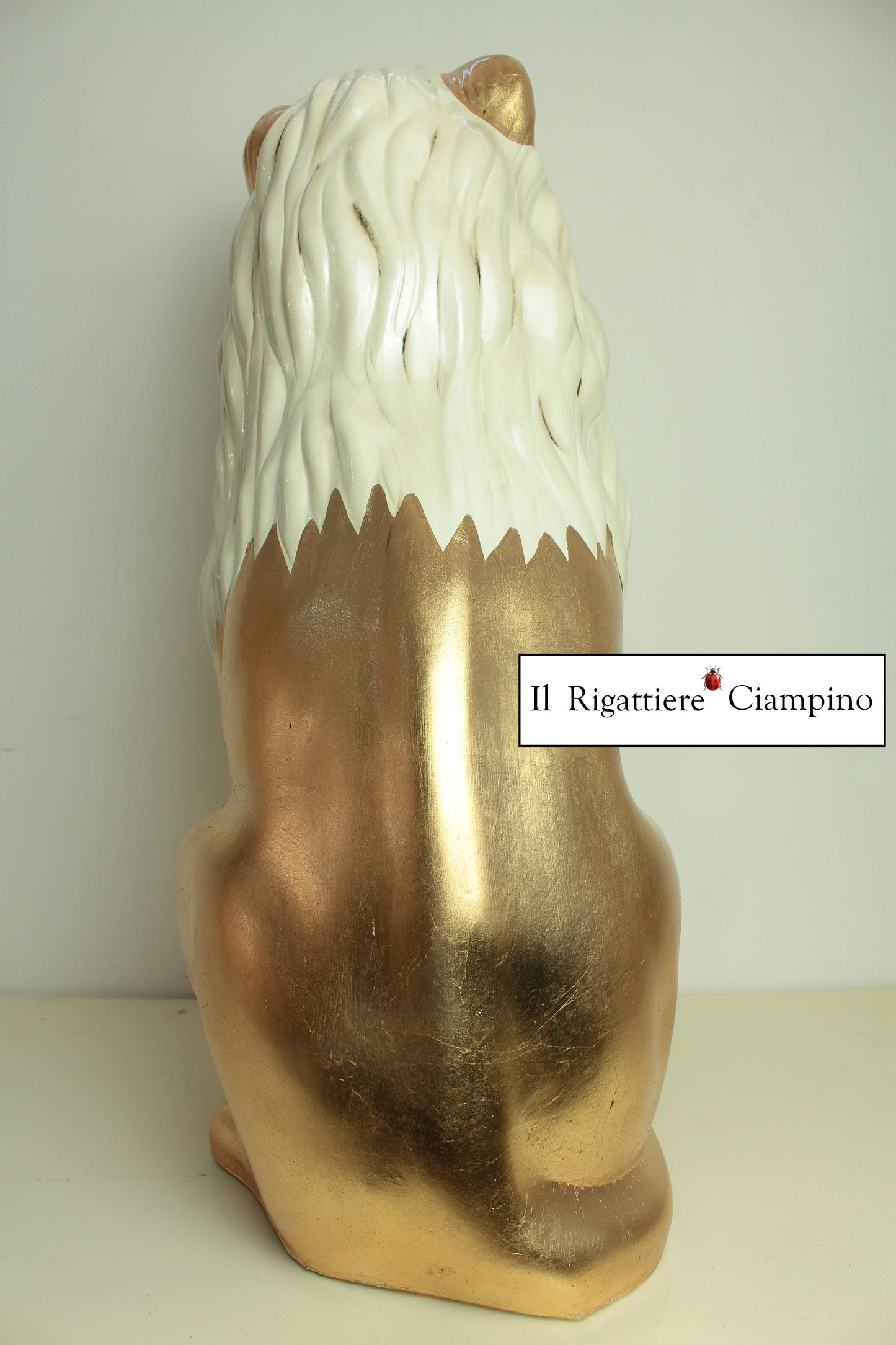 Leone oro e avorio statua in ceramica