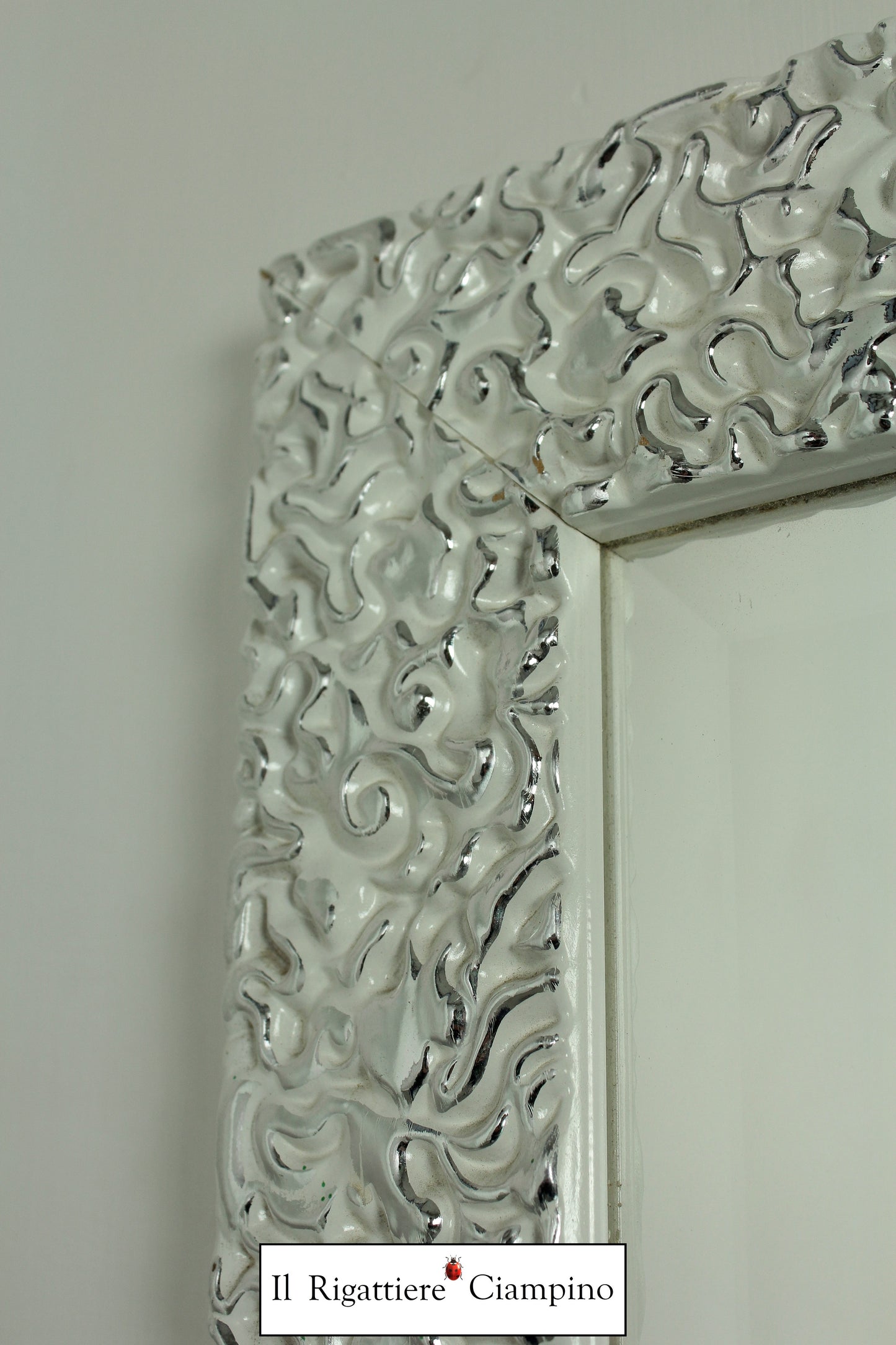 Specchio molato cornice bianca con rifiniture argento 75 x 95