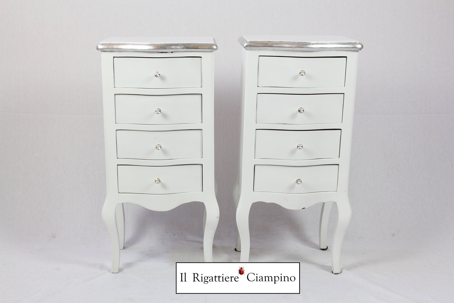 Coppia comodini bianchi con rifiniture argento a 4 cassetti