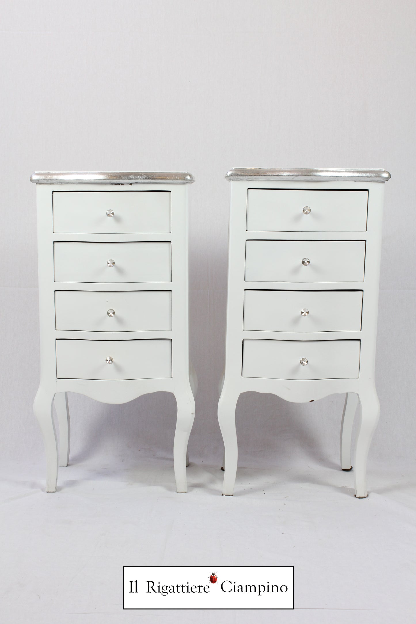 Coppia comodini bianchi con rifiniture argento a 4 cassetti