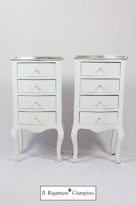 Coppia comodini bianchi con rifiniture argento a 4 cassetti