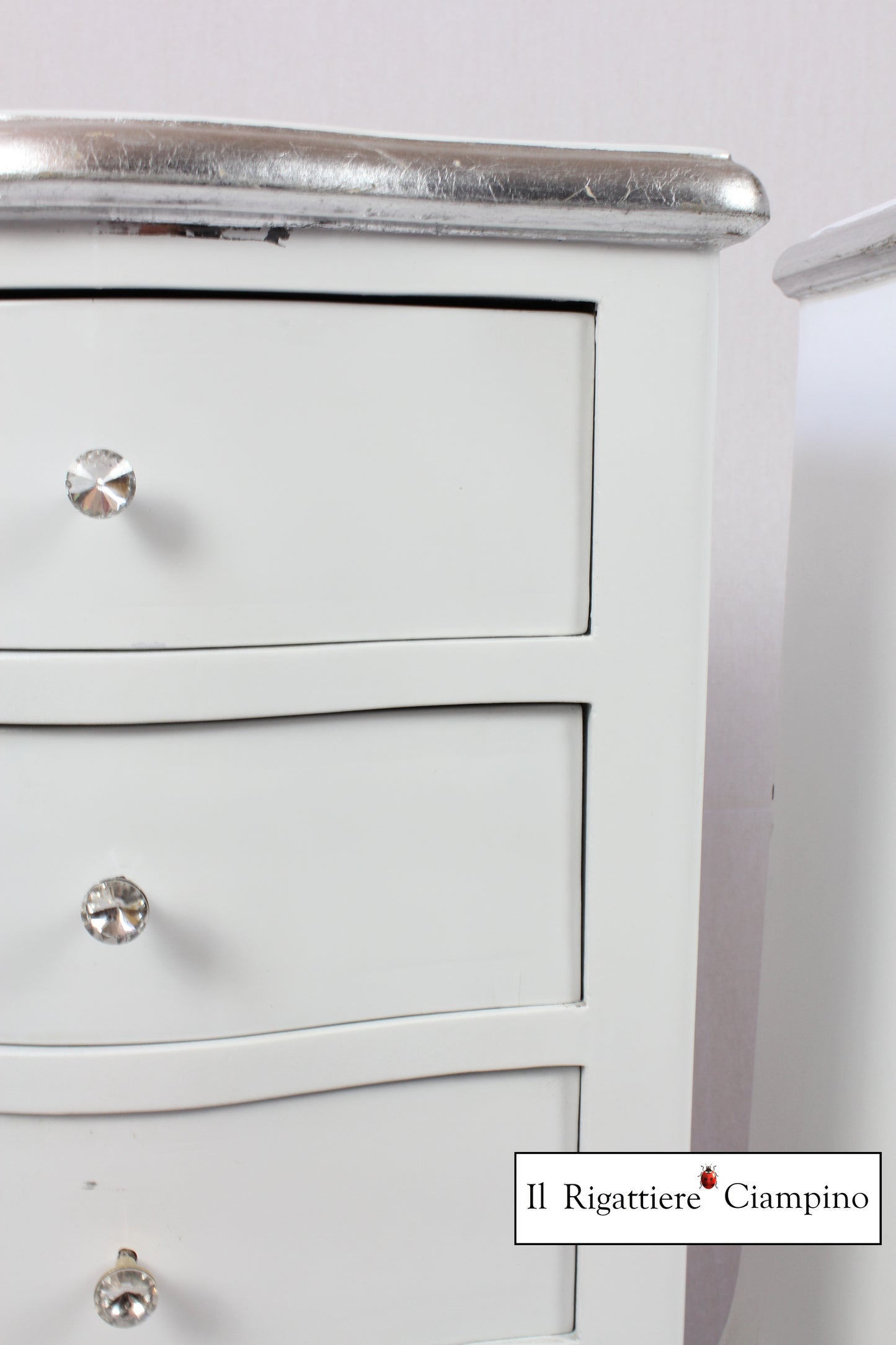 Coppia comodini bianchi con rifiniture argento a 4 cassetti