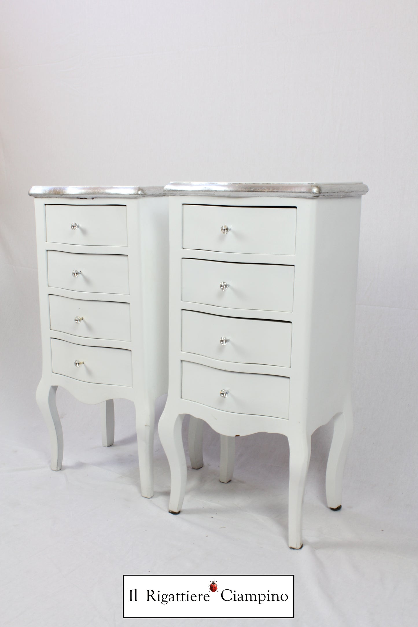 Coppia comodini bianchi con rifiniture argento a 4 cassetti