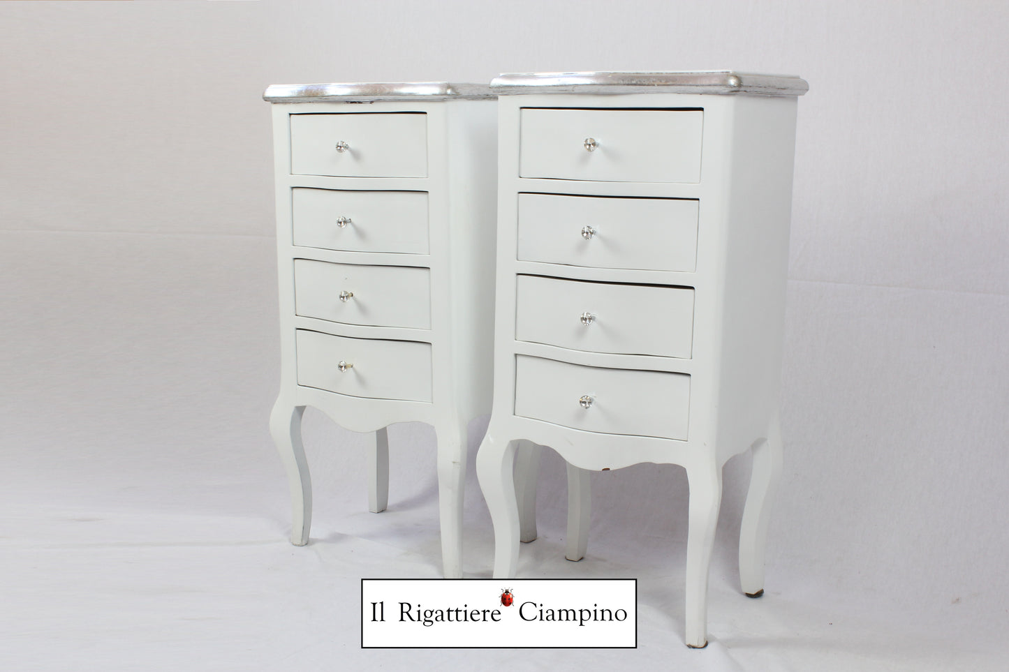Coppia comodini bianchi con rifiniture argento a 4 cassetti