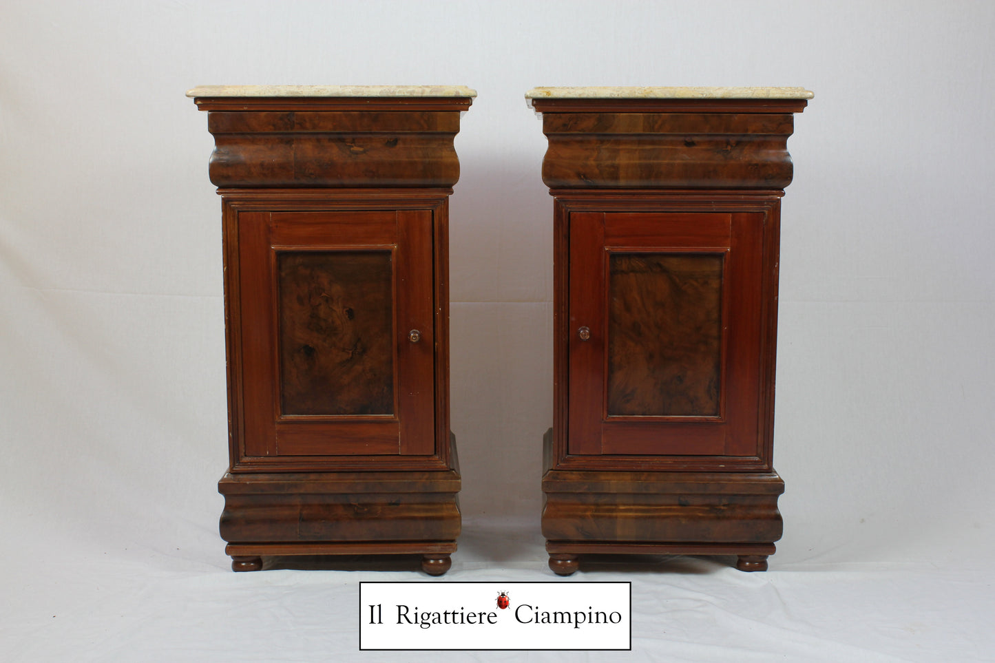 Coppia comodini in radica di noce, piano in marmo