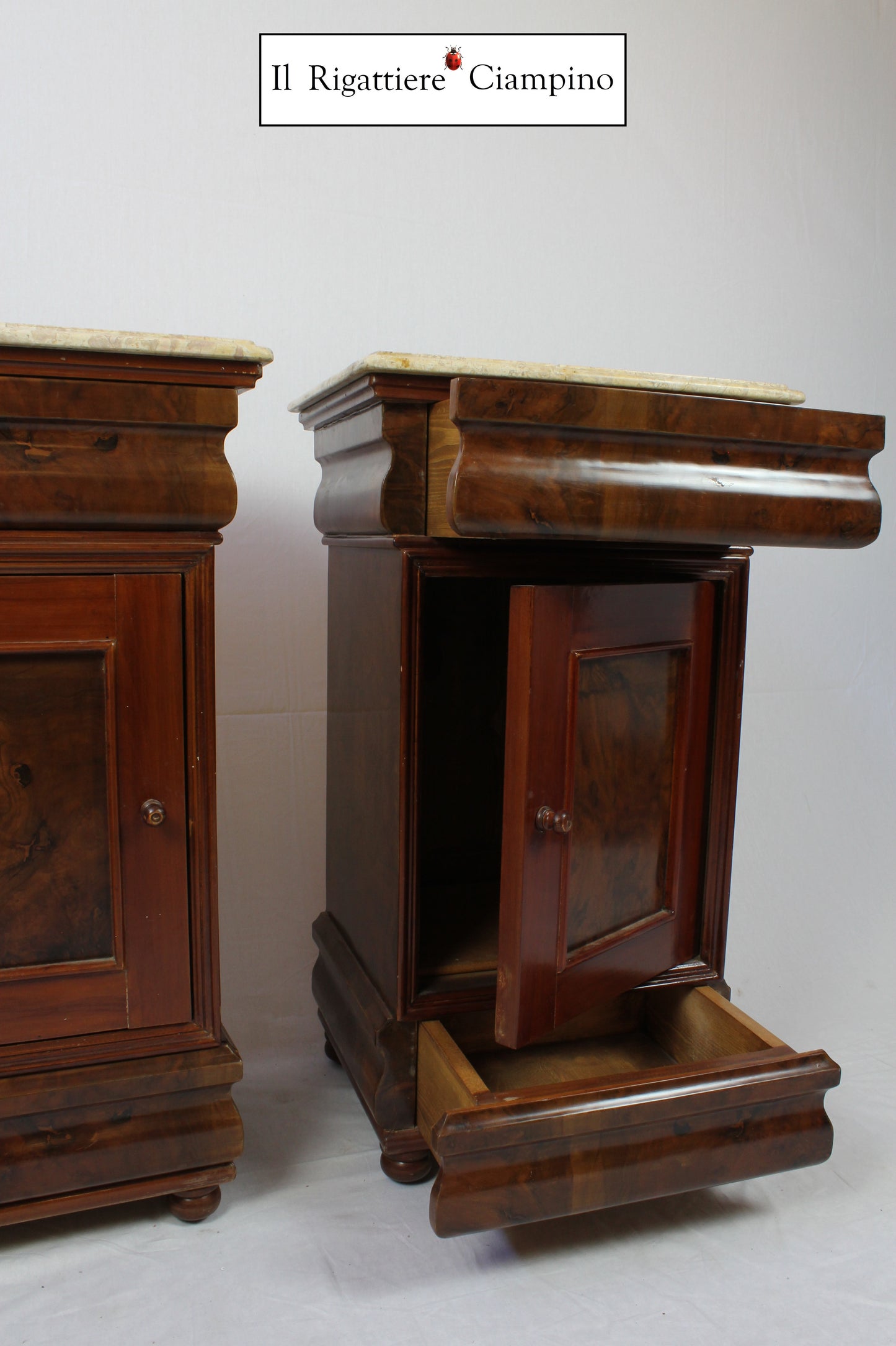 Coppia comodini in radica di noce, piano in marmo