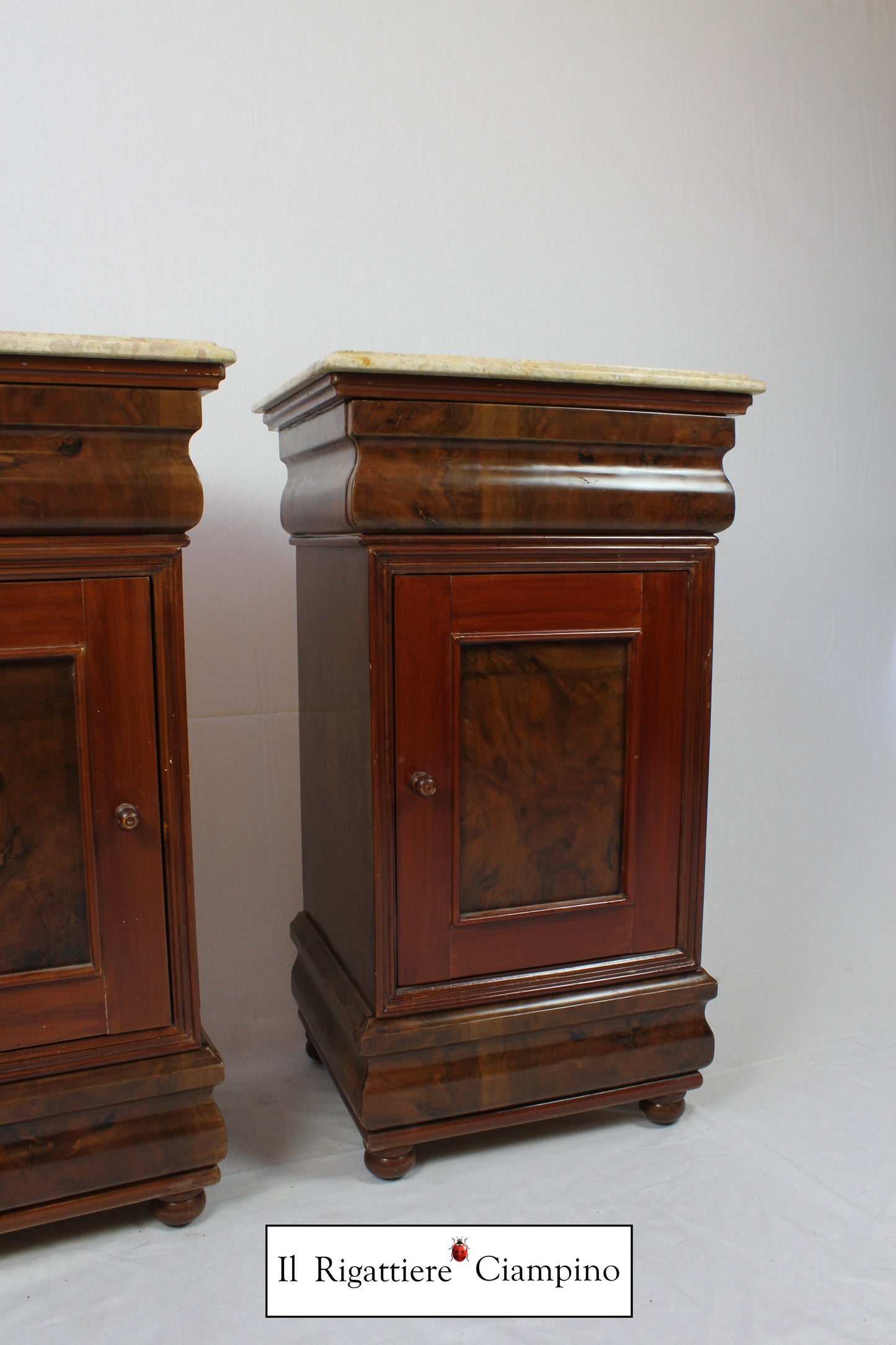 Coppia comodini in radica di noce, piano in marmo