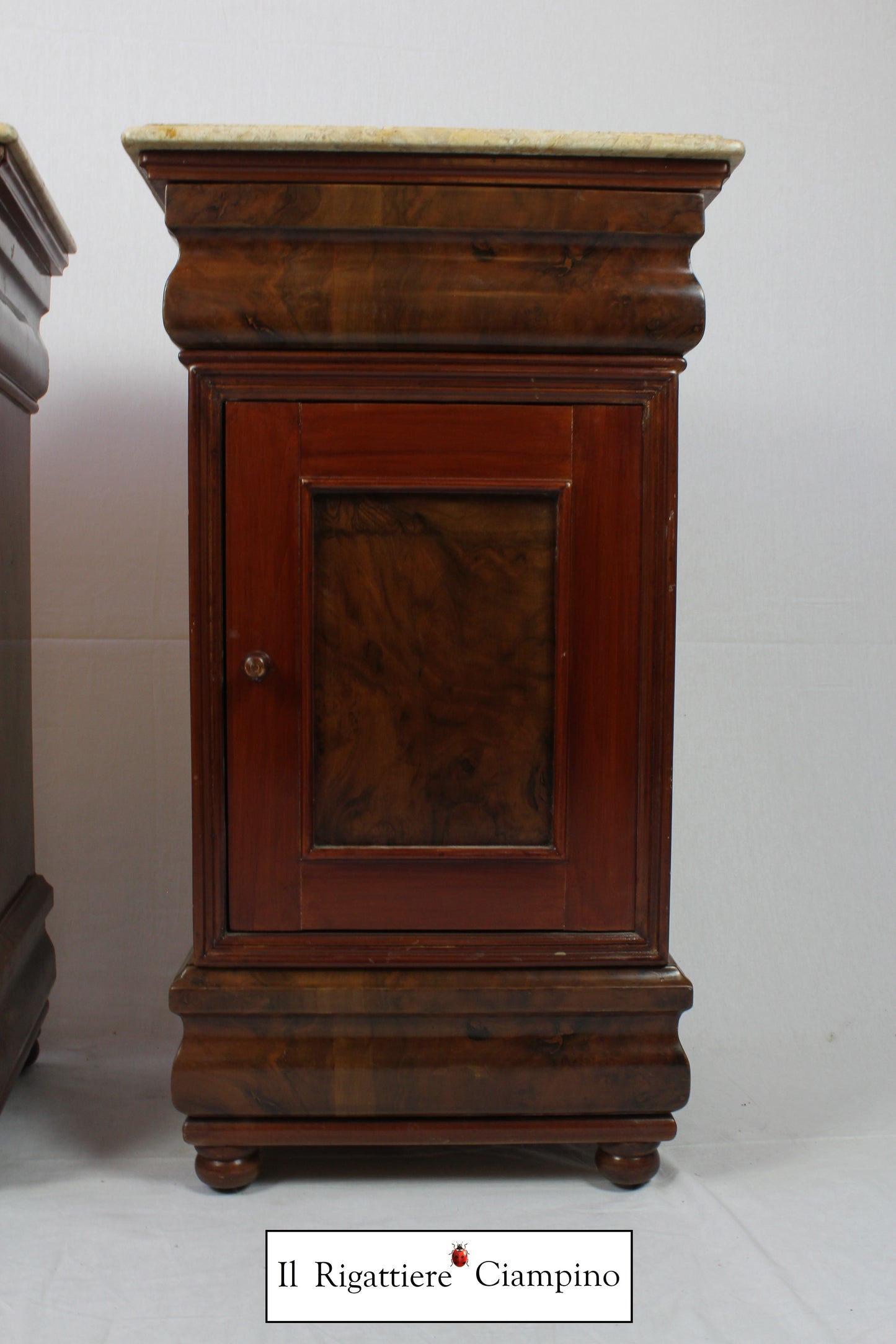 Coppia comodini in radica di noce, piano in marmo