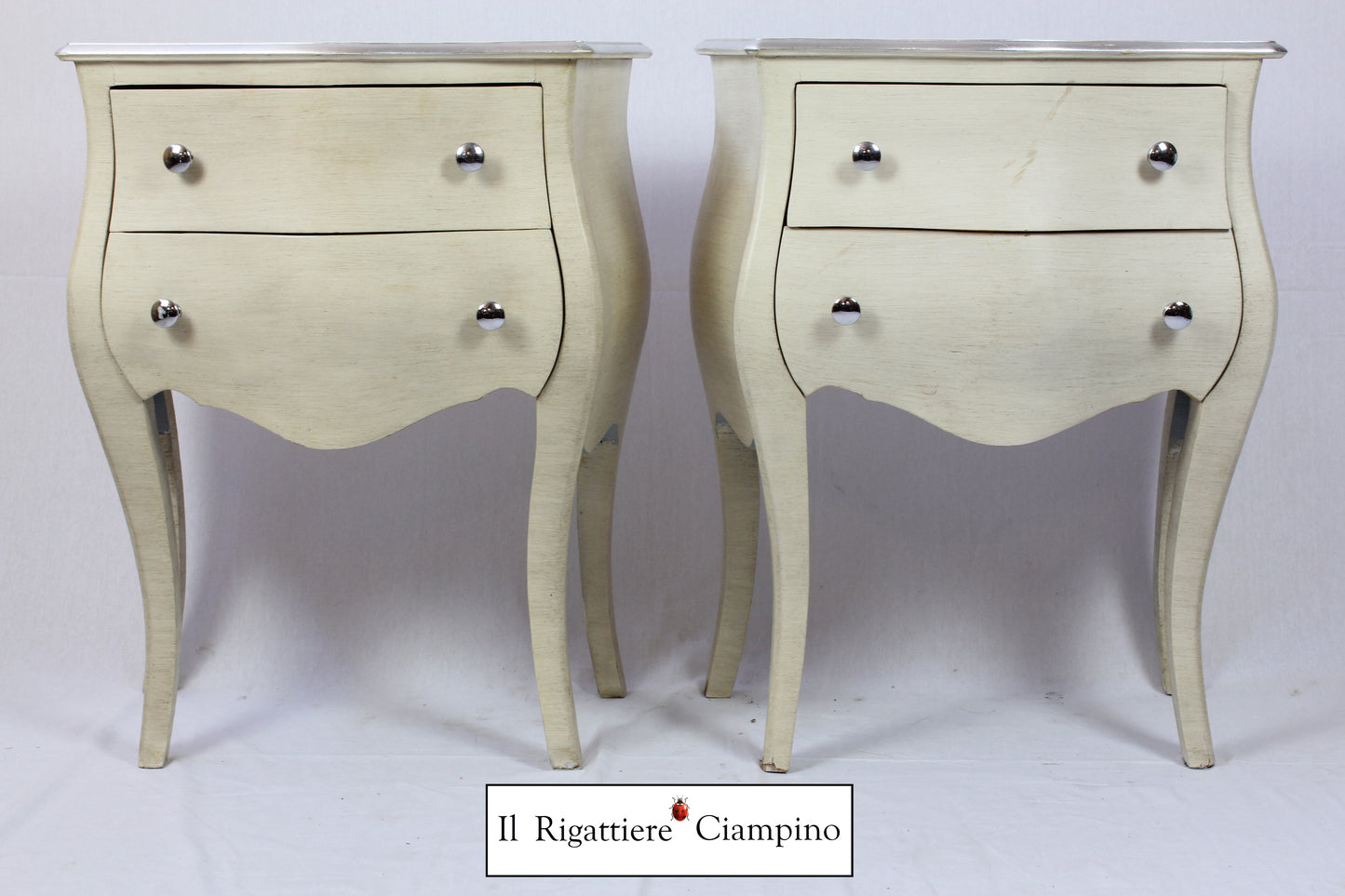 Coppia comodini avorio con rifiniture e pomelli argento, 2 cassetti