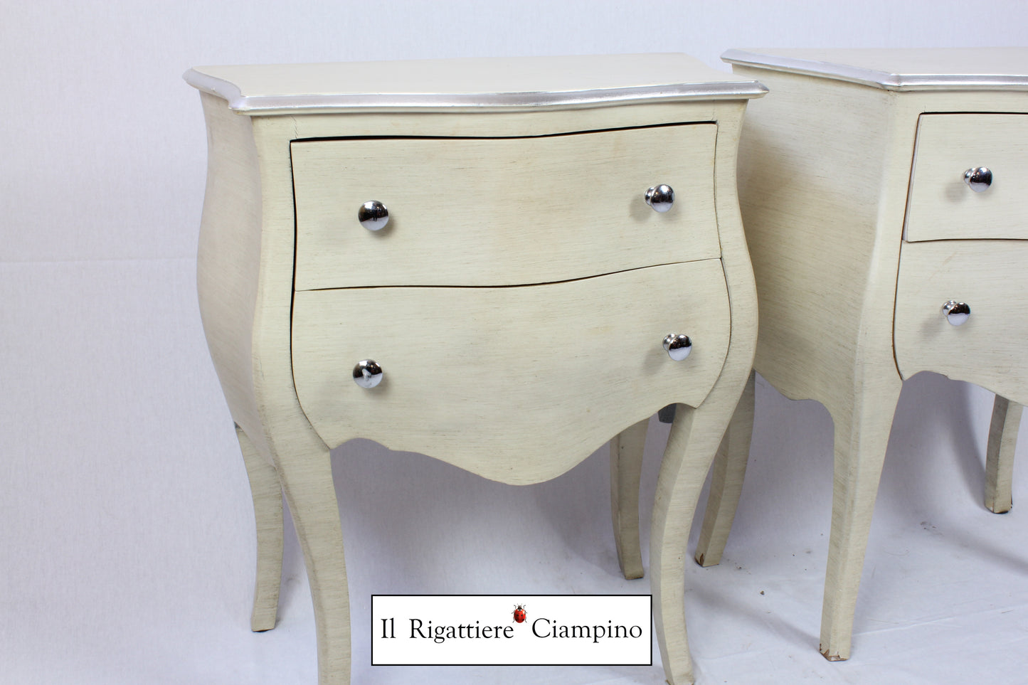 Coppia comodini avorio con rifiniture e pomelli argento, 2 cassetti