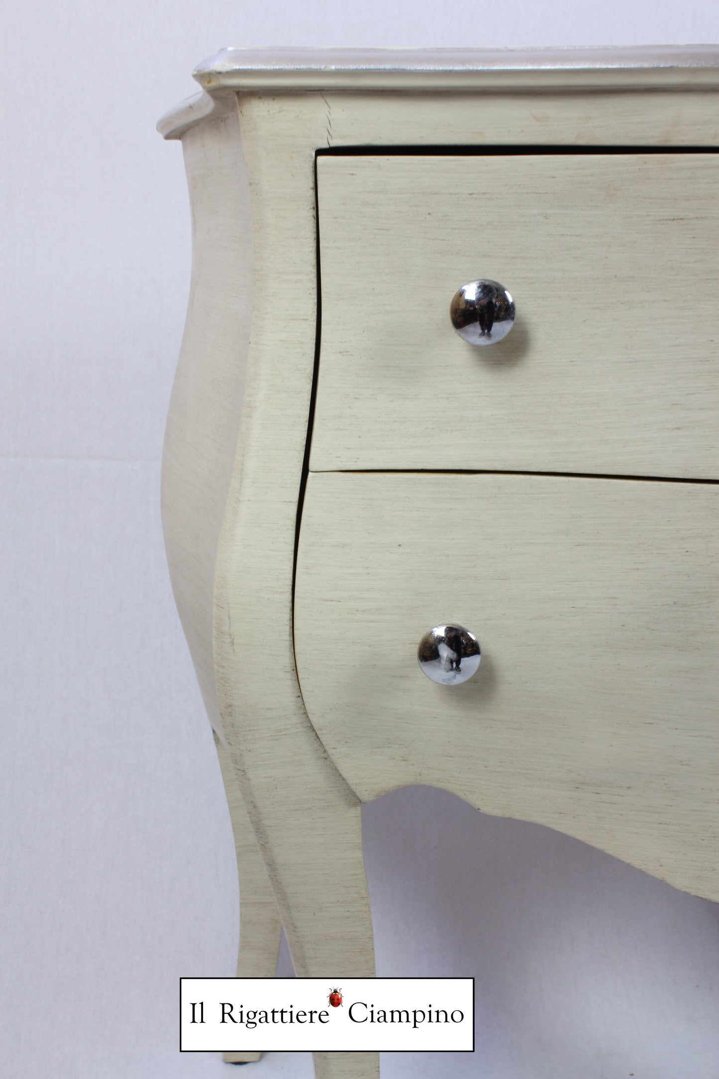 Coppia comodini avorio con rifiniture e pomelli argento, 2 cassetti