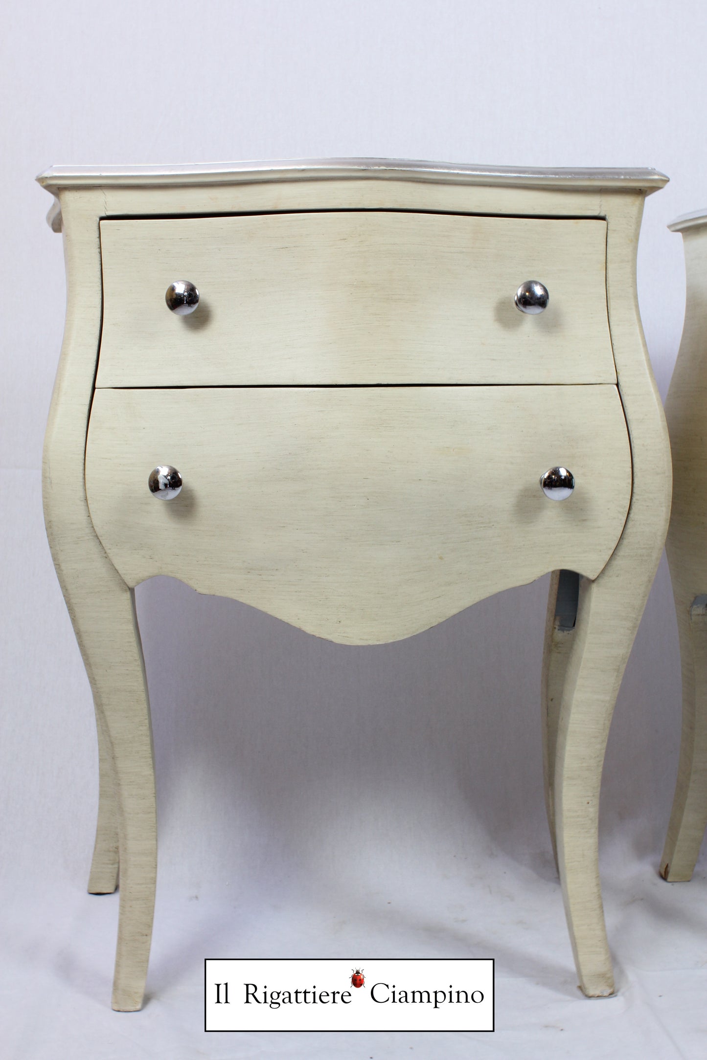 Coppia comodini avorio con rifiniture e pomelli argento, 2 cassetti