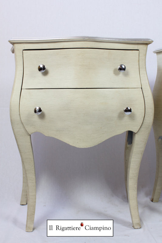 Coppia comodini avorio con rifiniture e pomelli argento, 2 cassetti