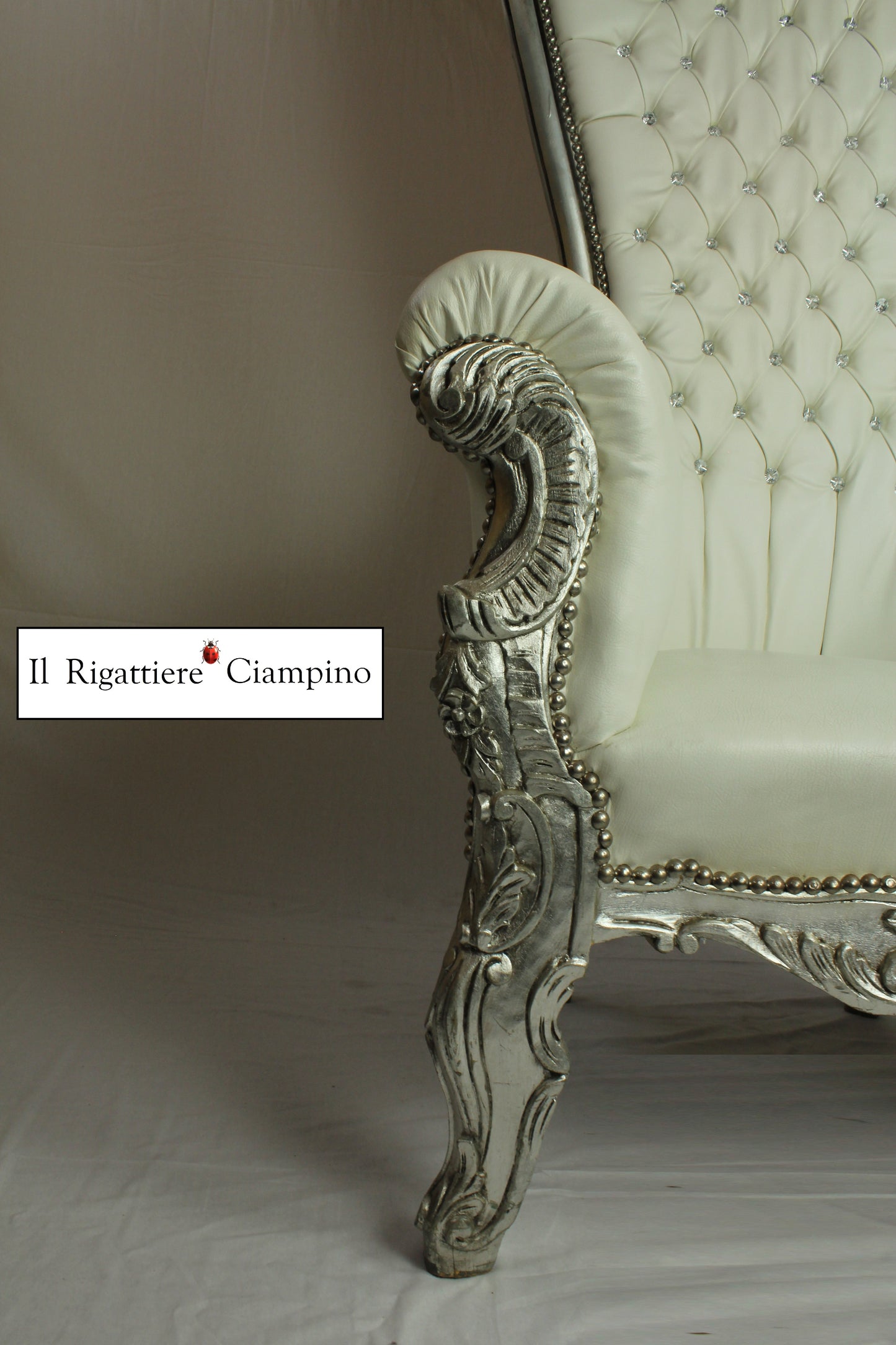 Trono in stile barocco, ecopelle bianca e foglia argento