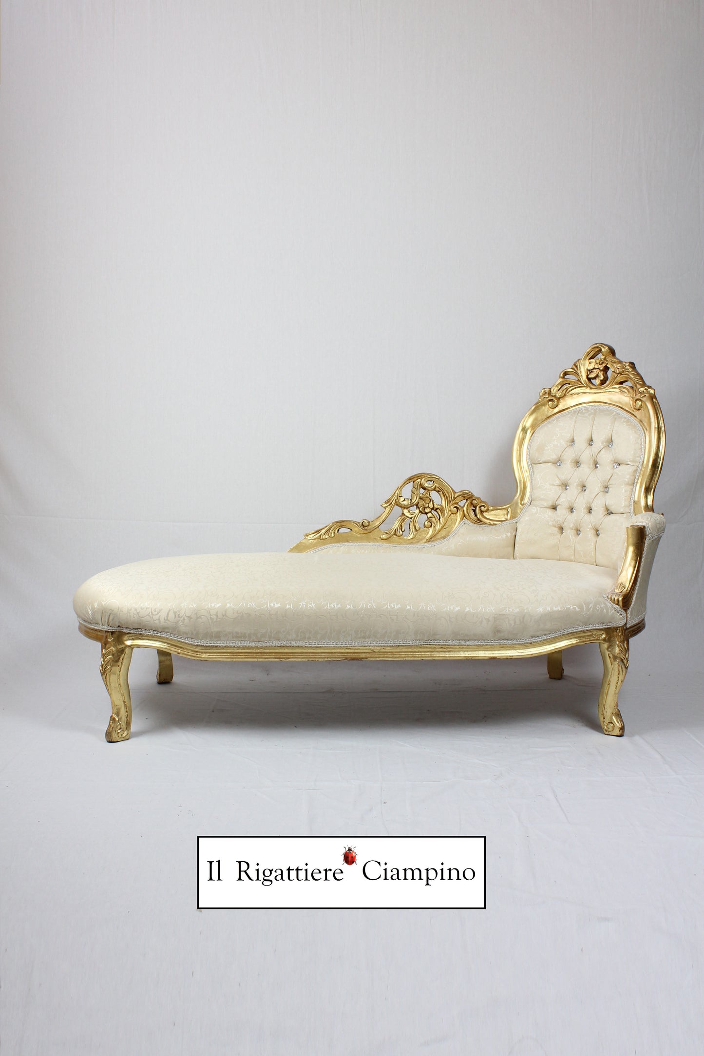 Dormeuse crema damascata con struttura oro