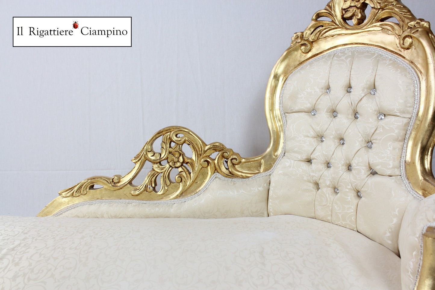 Dormeuse crema damascata con struttura oro