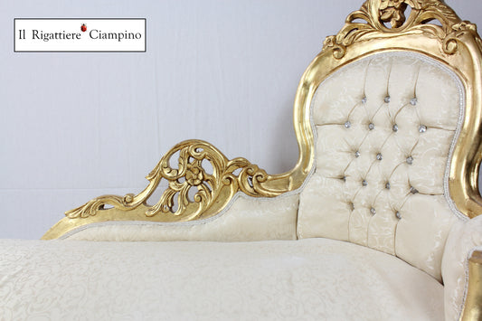 Dormeuse crema damascata con struttura oro