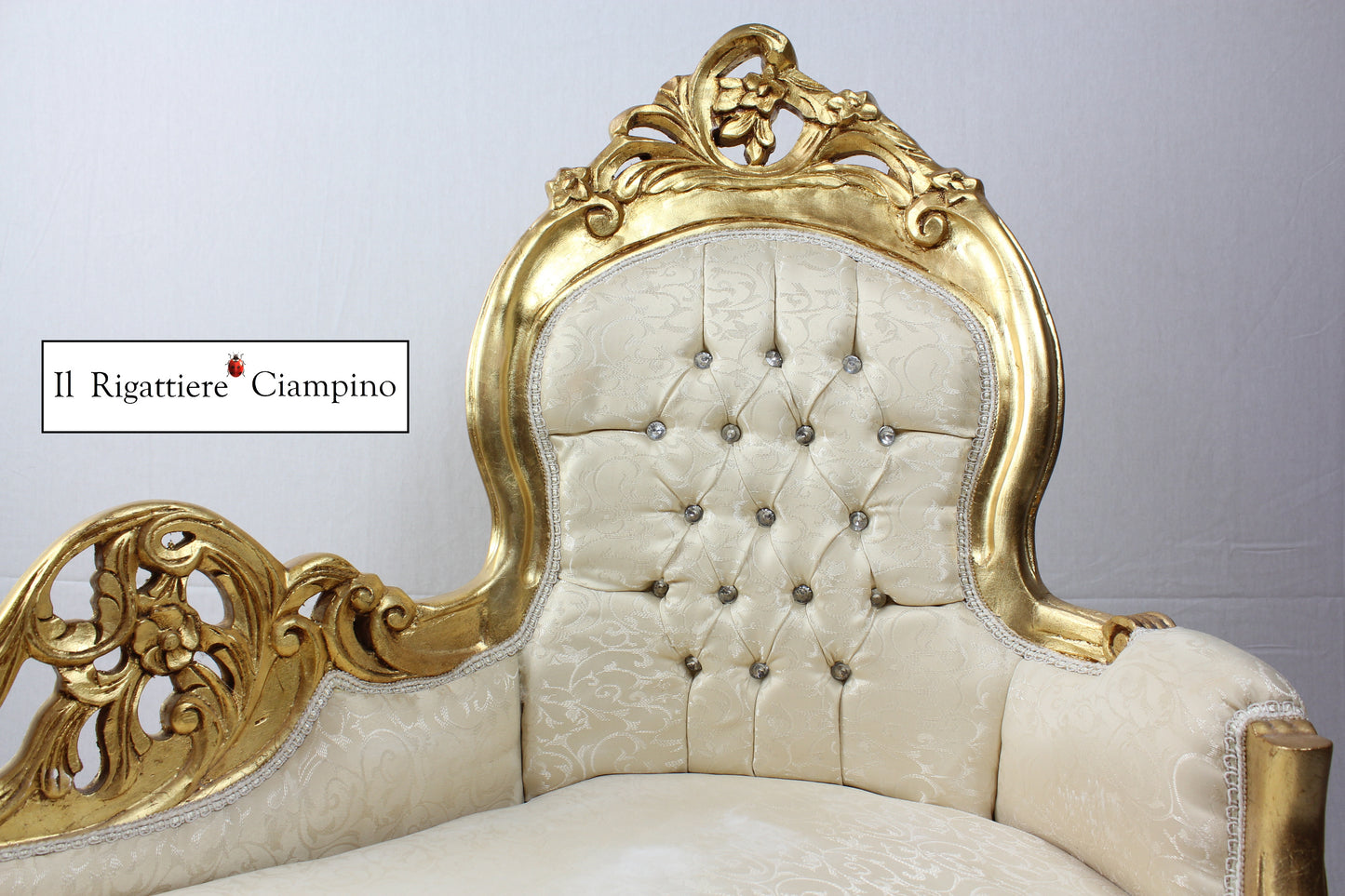 Dormeuse crema damascata con struttura oro