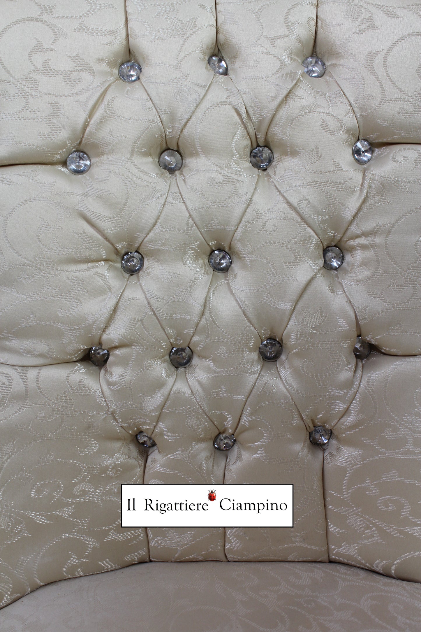Dormeuse crema damascata con struttura oro