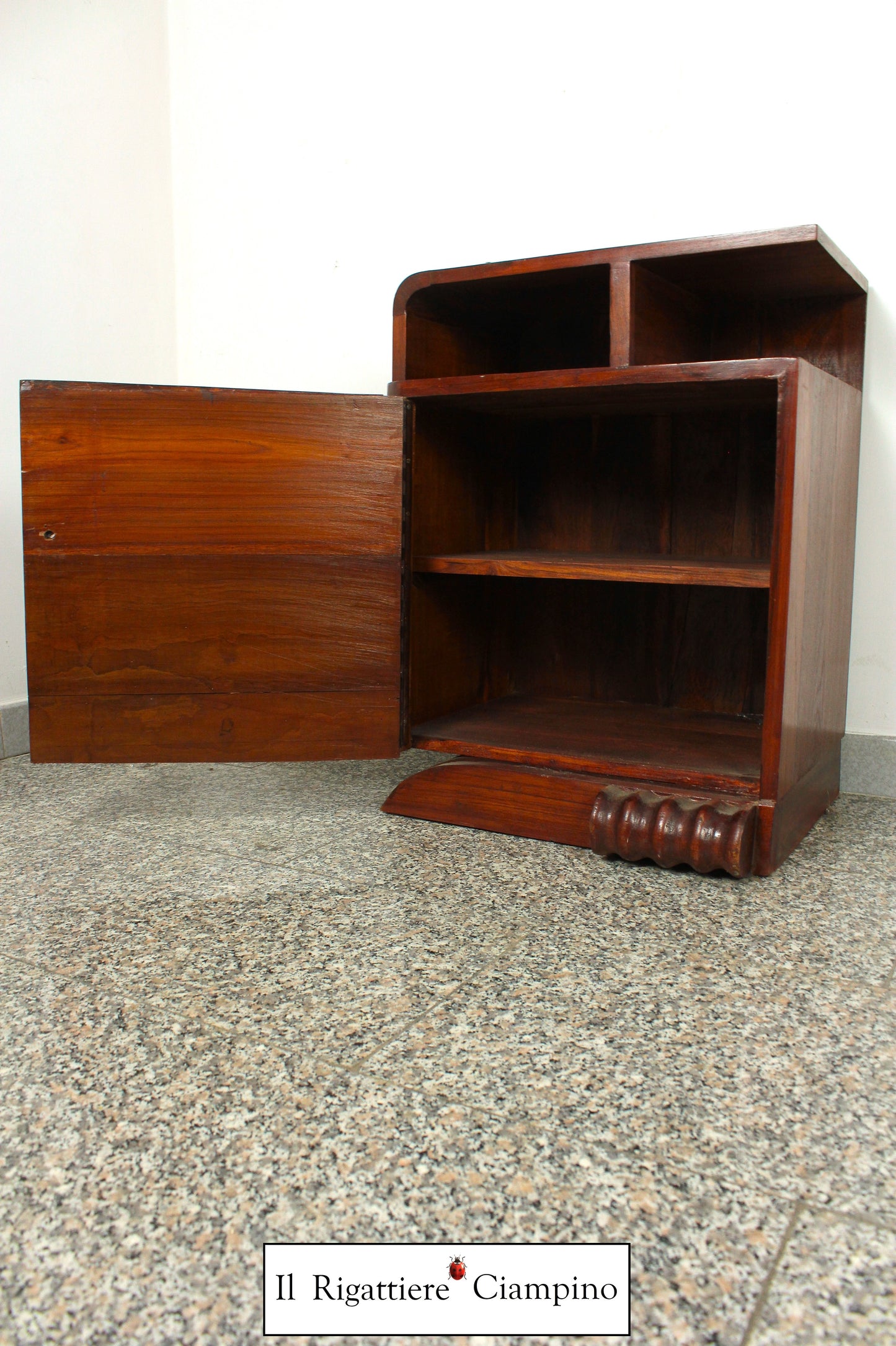 Coppia comodini legno lavorati marroni