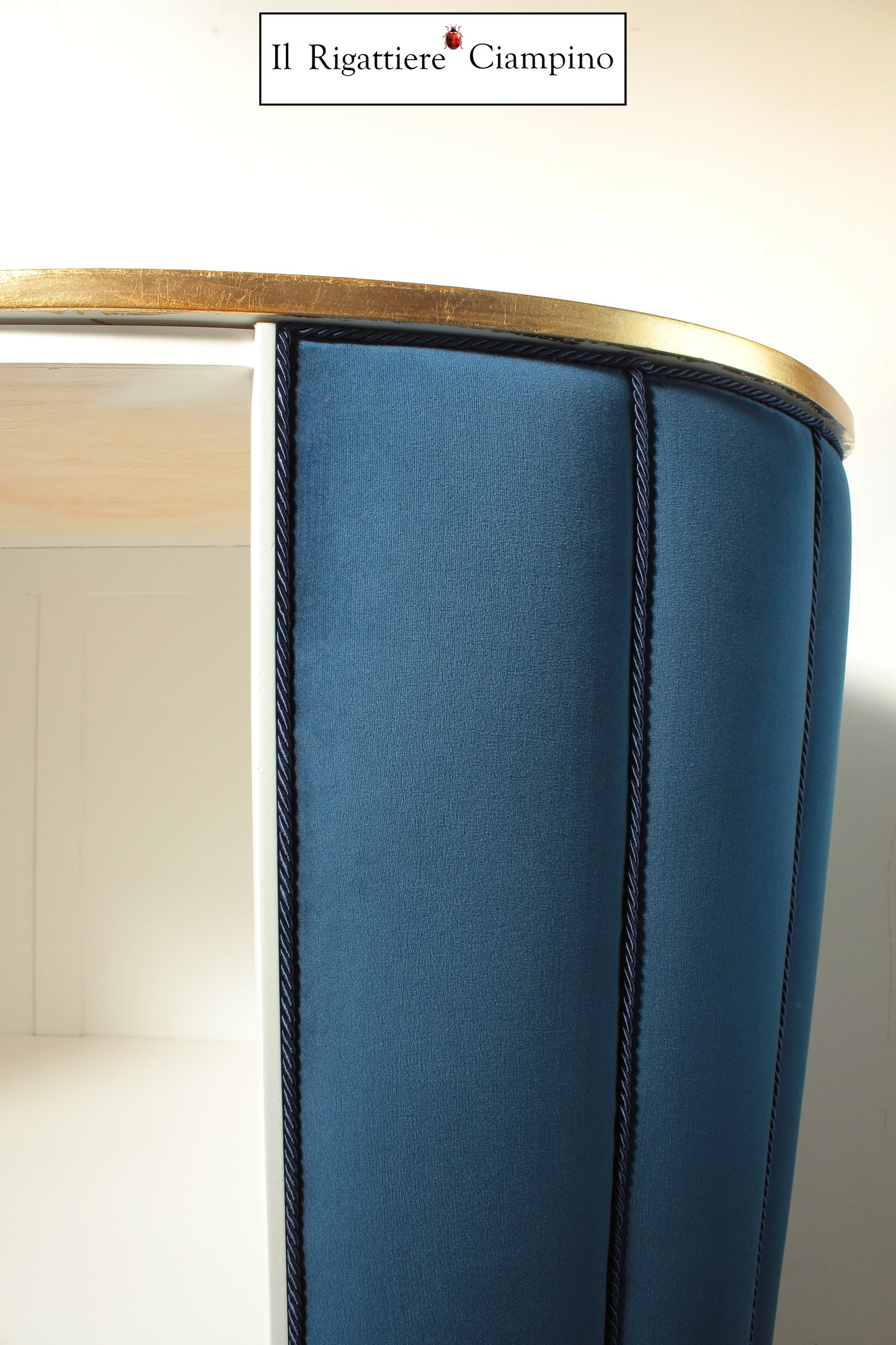 Bancone cassa reception in velluto blu e foglia oro