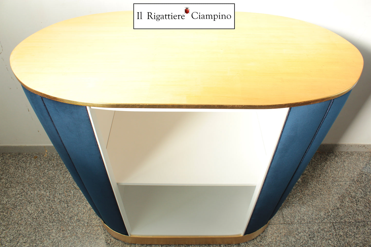 Bancone cassa reception in velluto blu e foglia oro