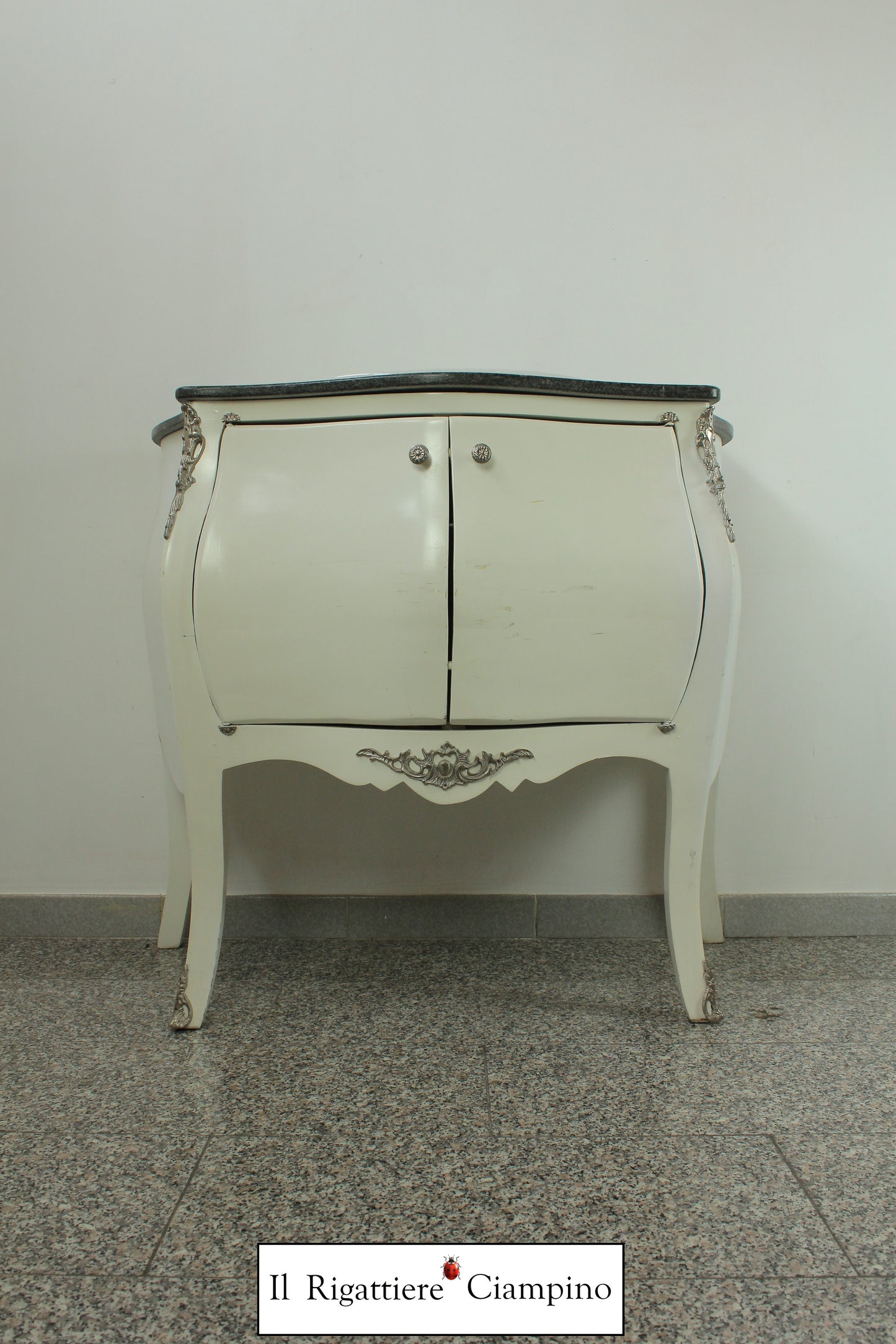 Mobile bagno bianco con lavandino