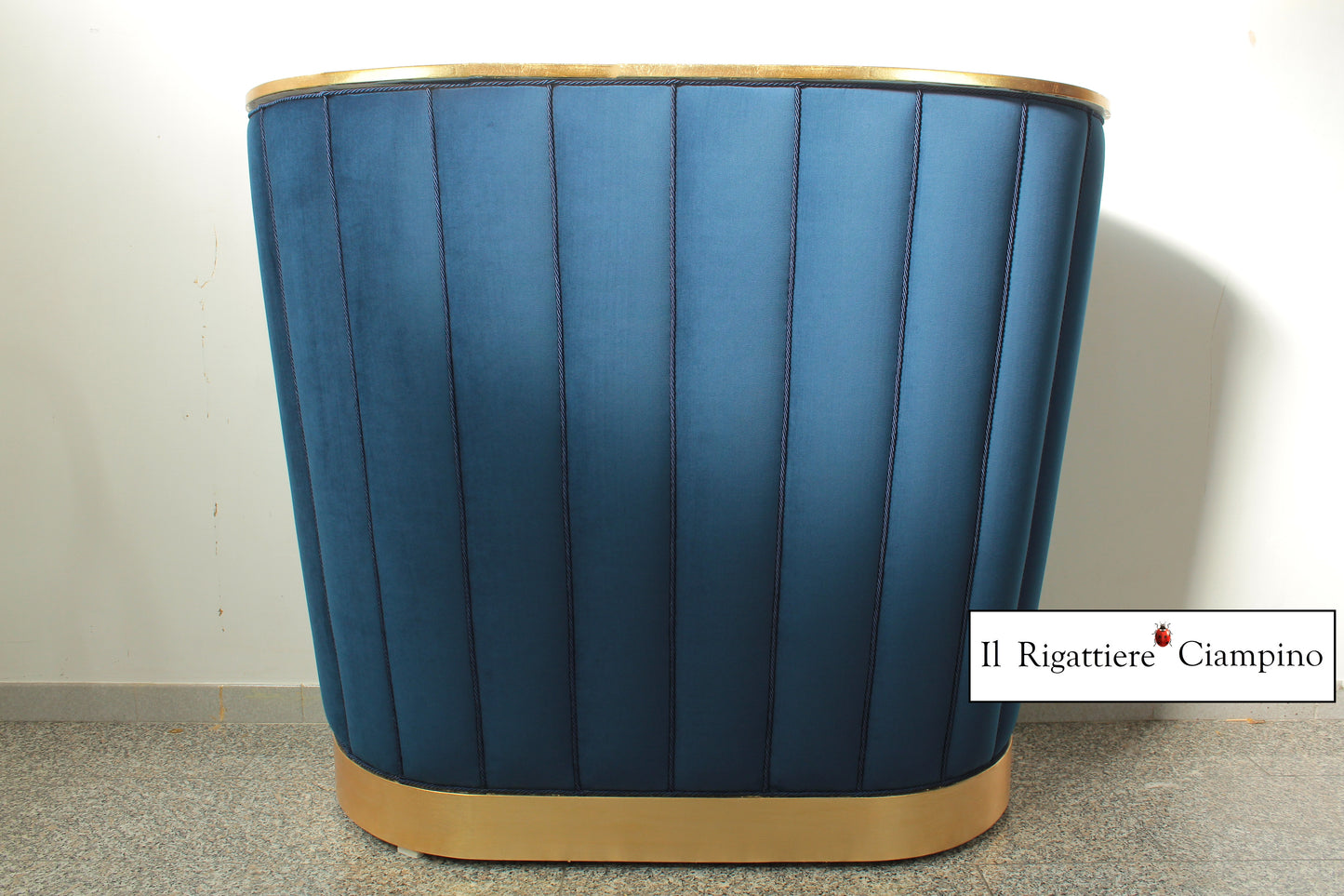 Bancone cassa reception in velluto blu e foglia oro
