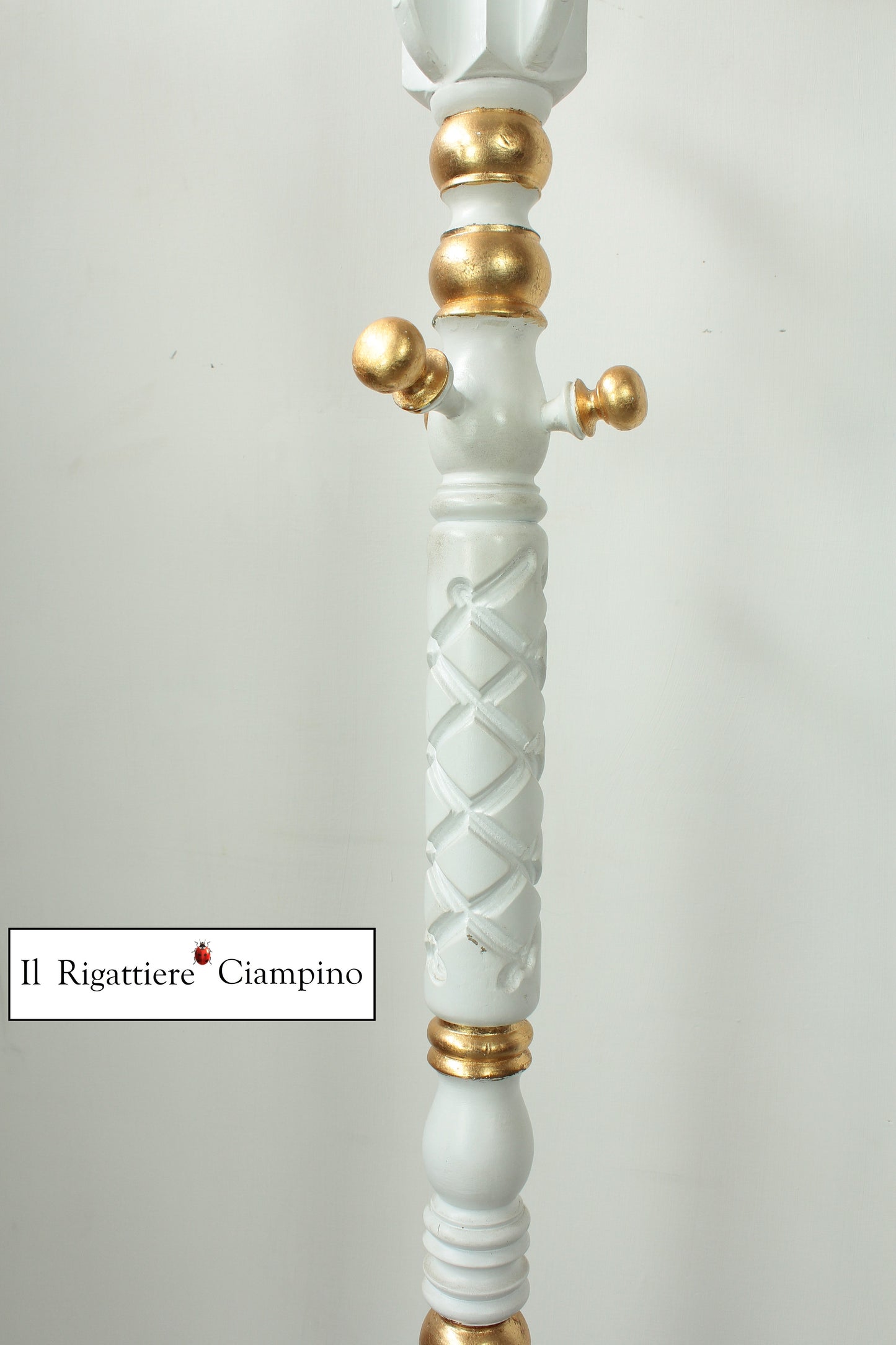 Appendiabiti bianco con dettagli oro