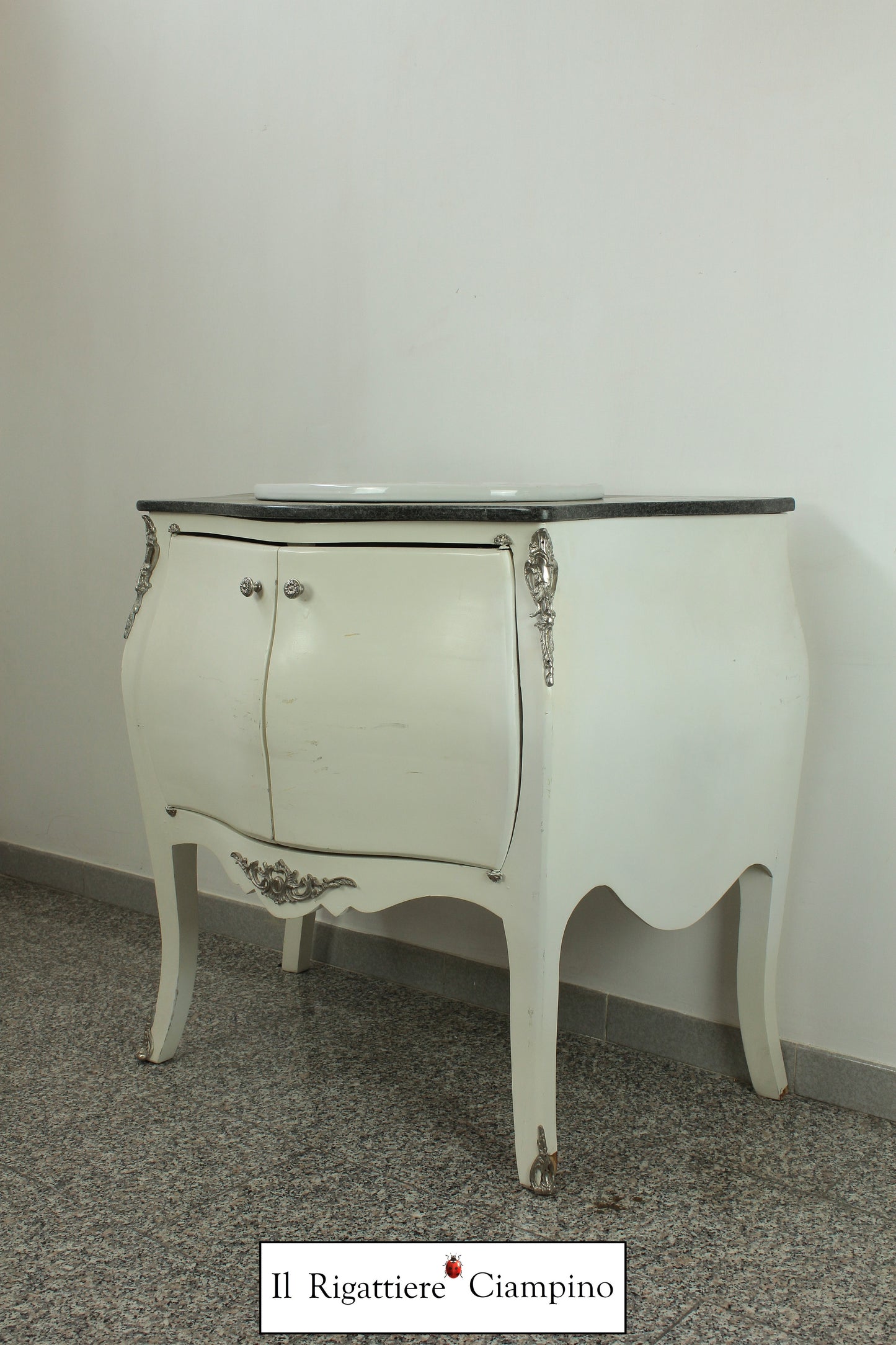 Mobile bagno bianco con lavandino