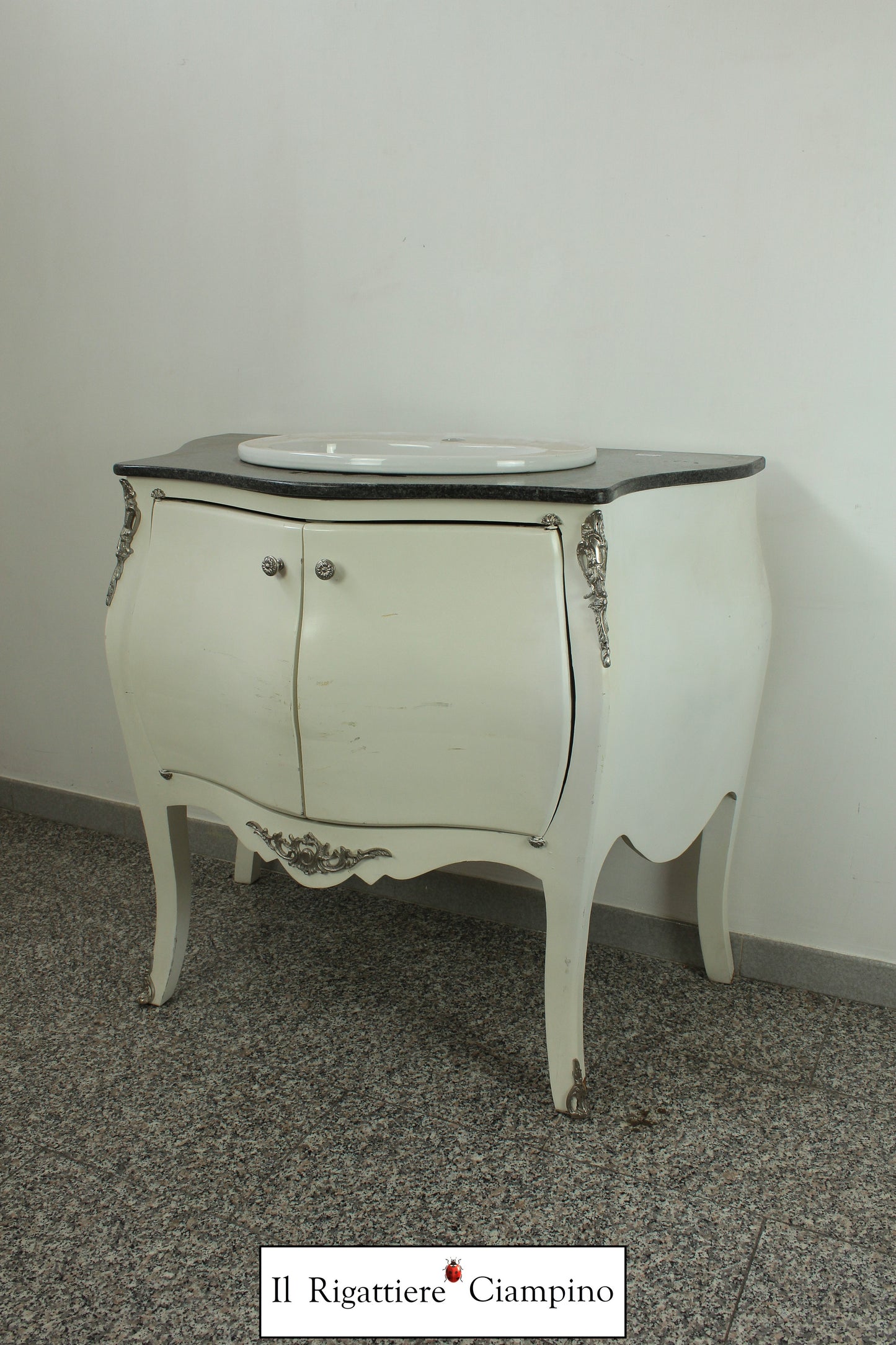 Mobile bagno bianco con lavandino