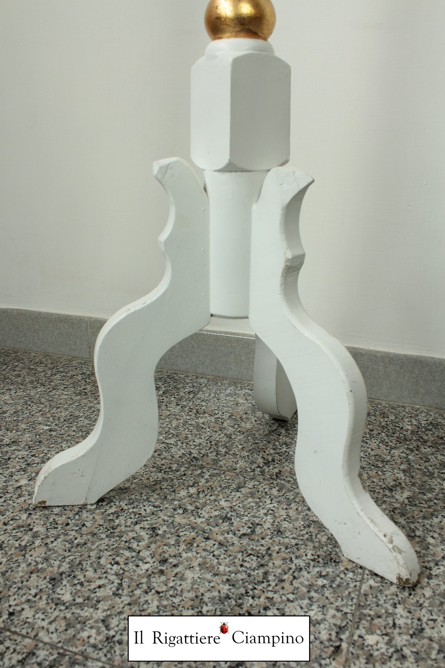 Appendiabiti bianco con dettagli oro