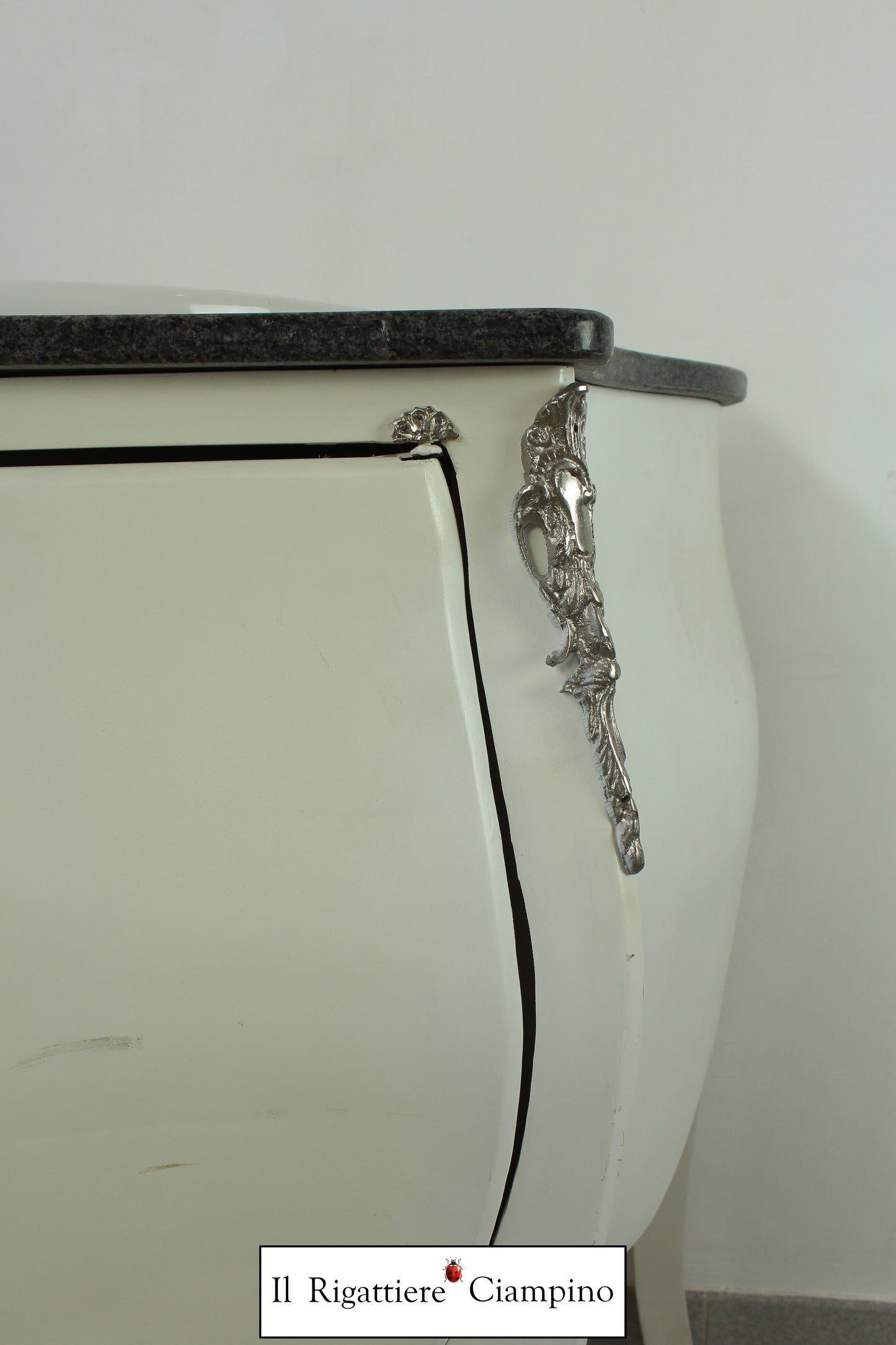 Mobile bagno bianco con lavandino