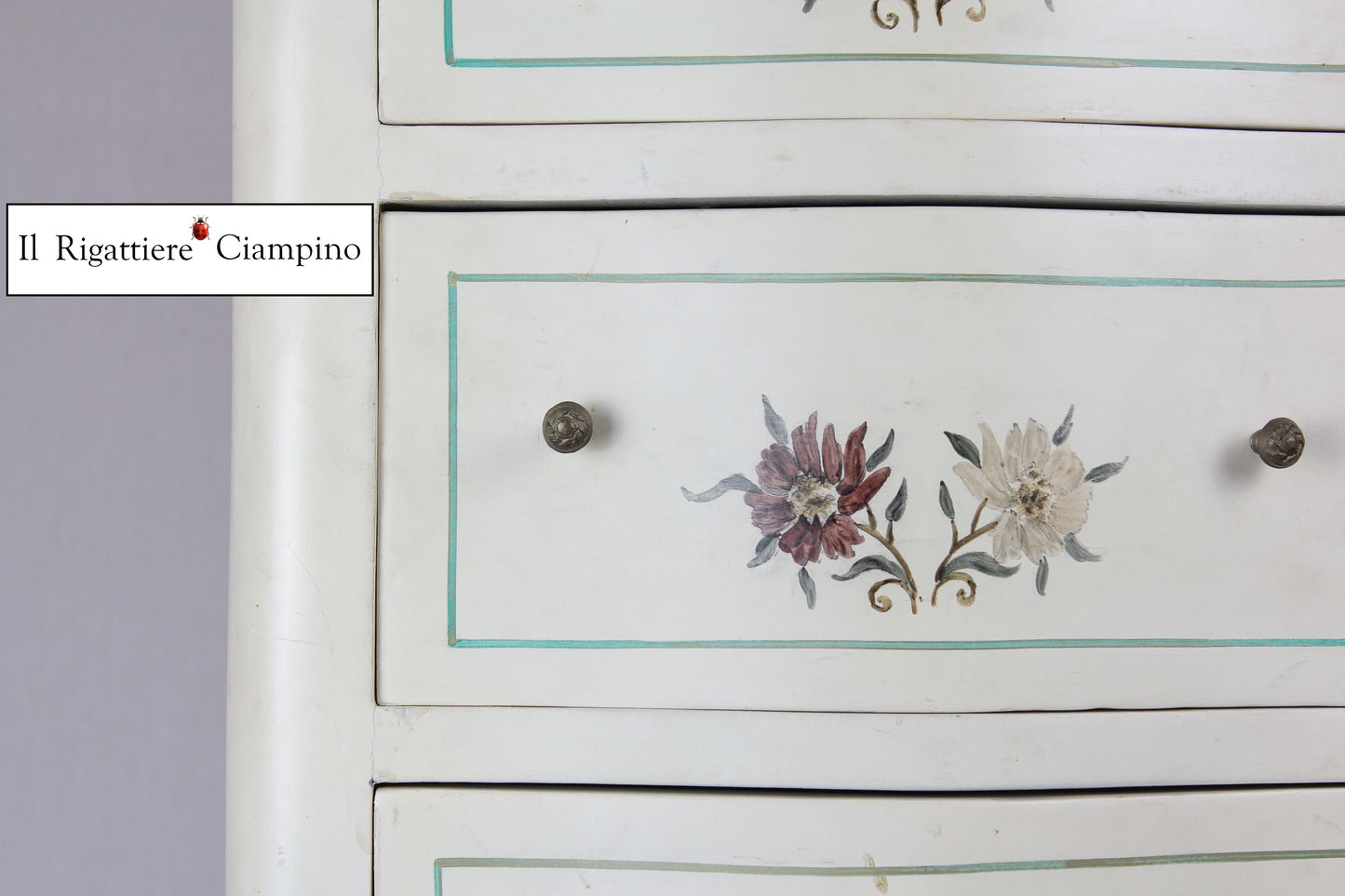 Settimino in stile provenzale avorio con decorazioni floreali dipinte a mano