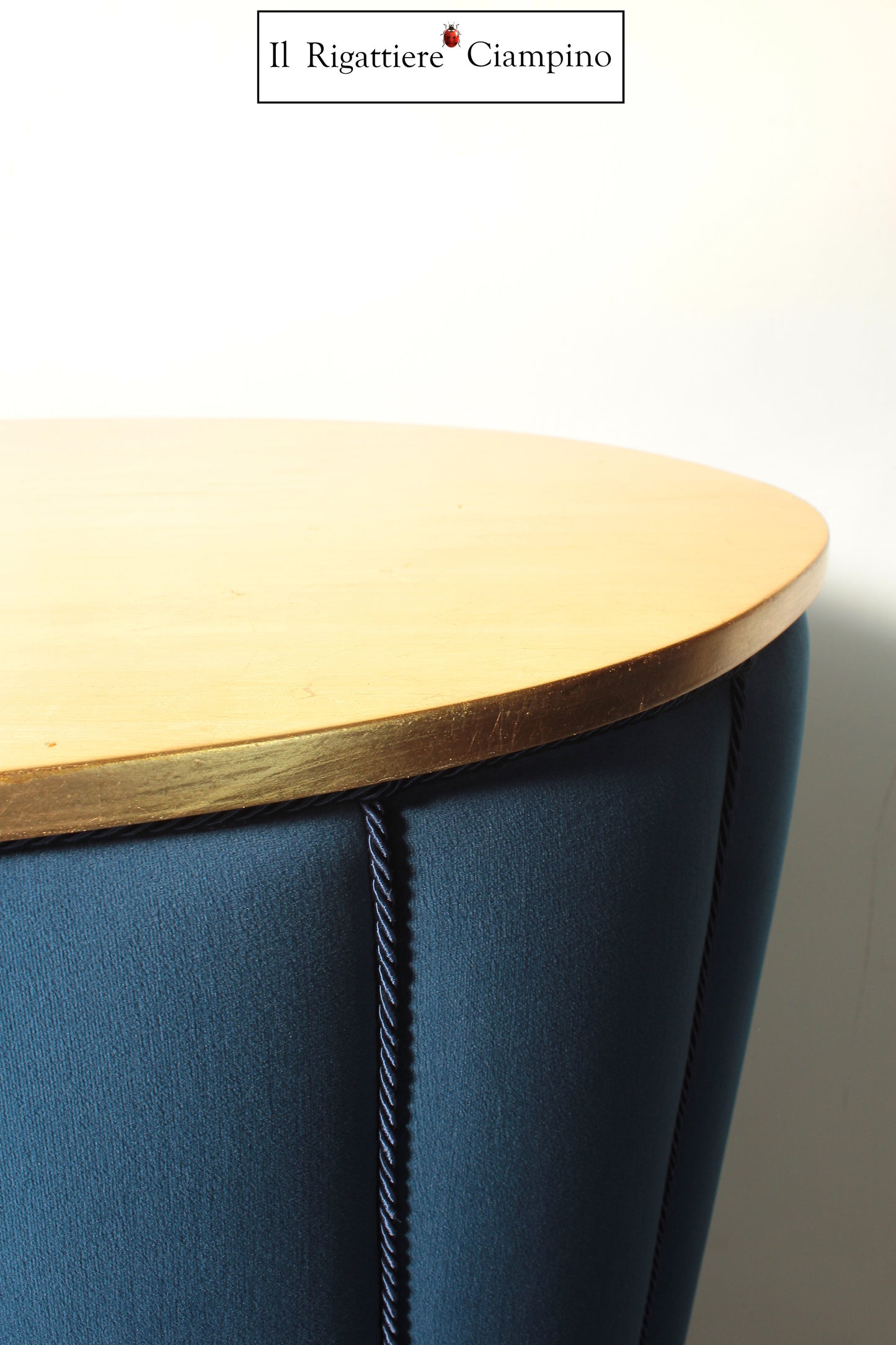 Bancone cassa reception in velluto blu e foglia oro