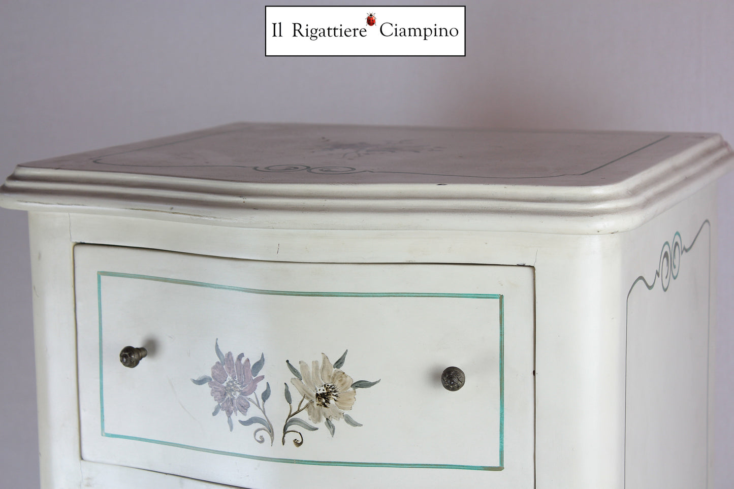 Settimino in stile provenzale avorio con decorazioni floreali dipinte a mano