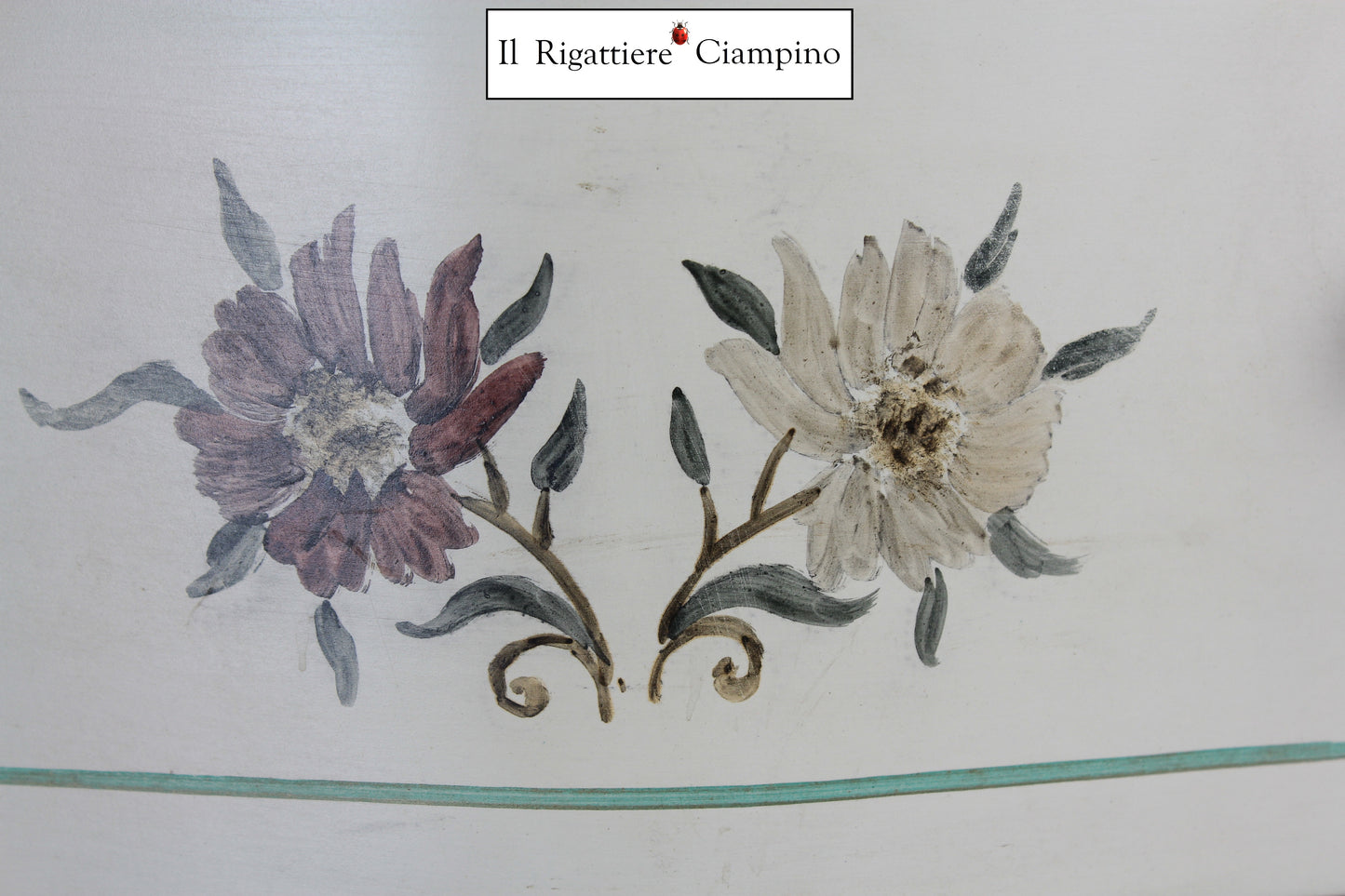 Settimino in stile provenzale avorio con decorazioni floreali dipinte a mano