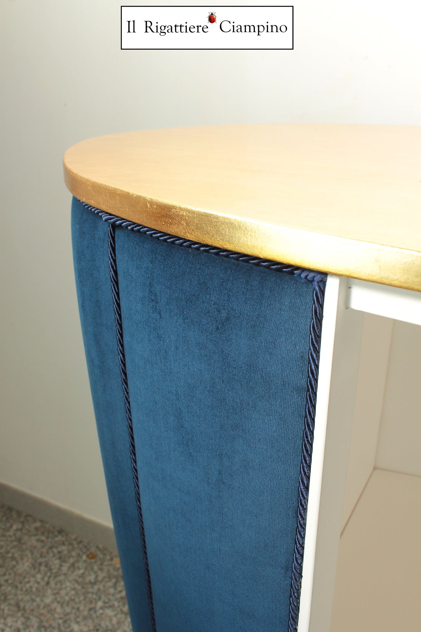 Bancone cassa reception in velluto blu e foglia oro