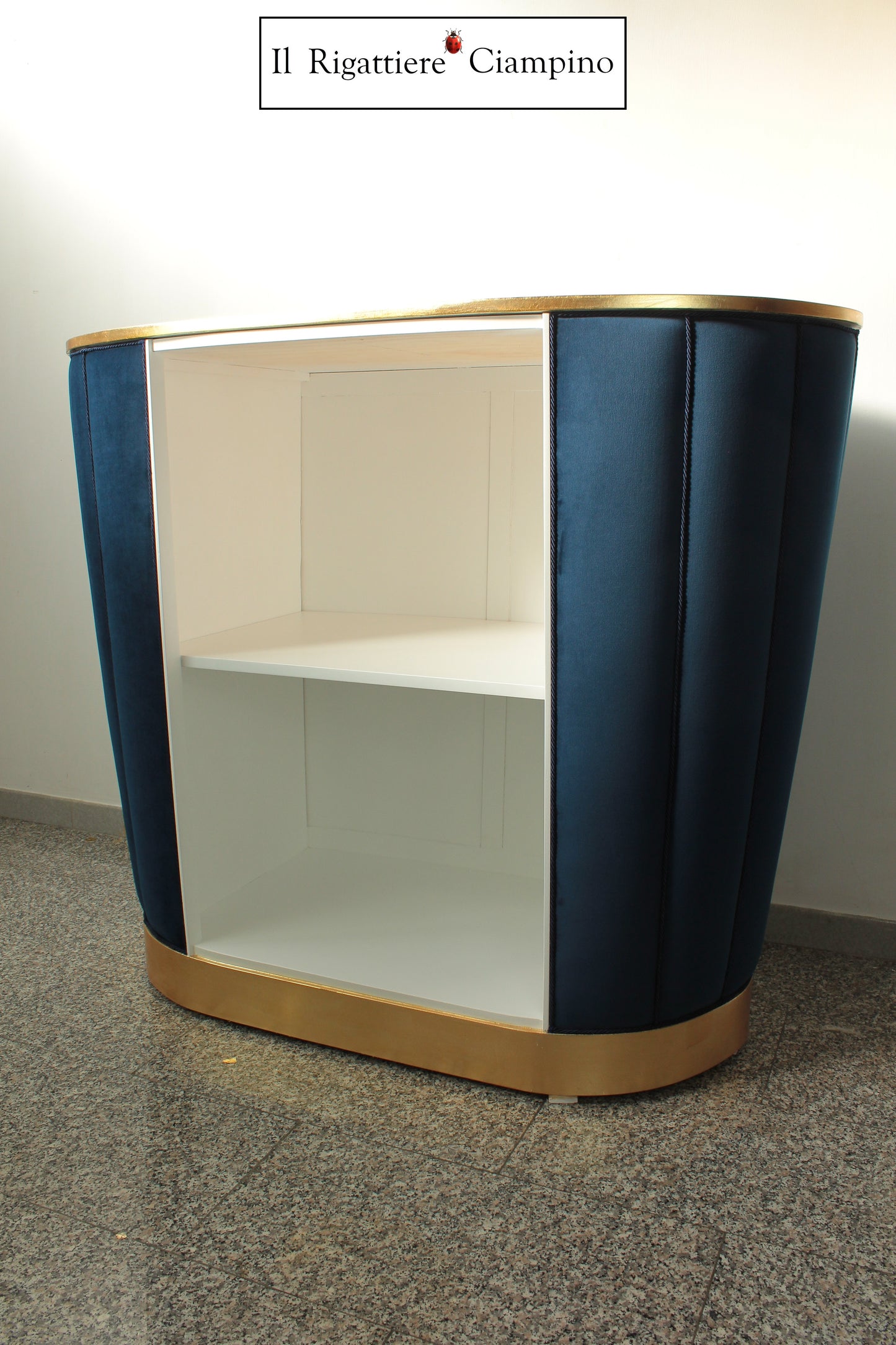 Bancone cassa reception in velluto blu e foglia oro
