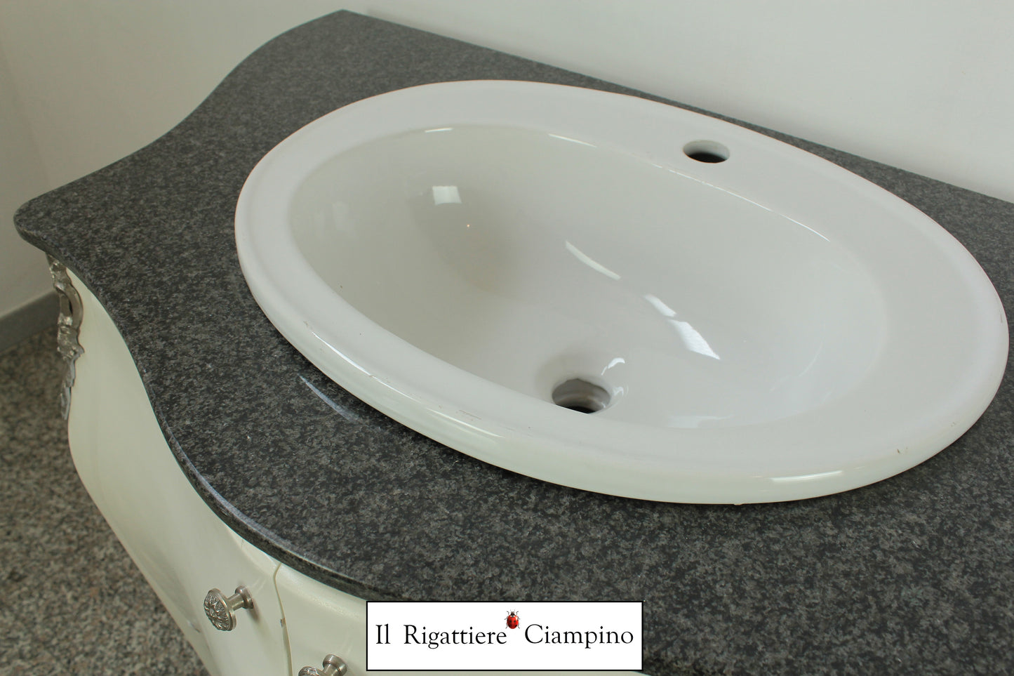 Mobile bagno bianco con lavandino