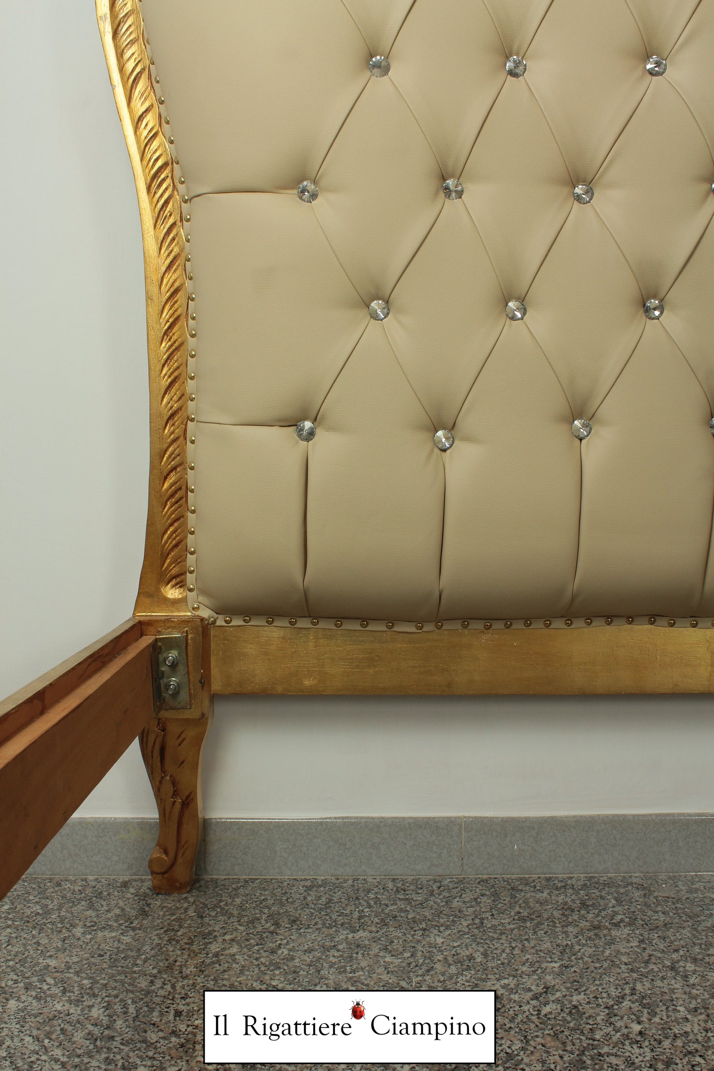 Letto Matrimoniale Vittoria, foglia oro ed ecopelle avorio