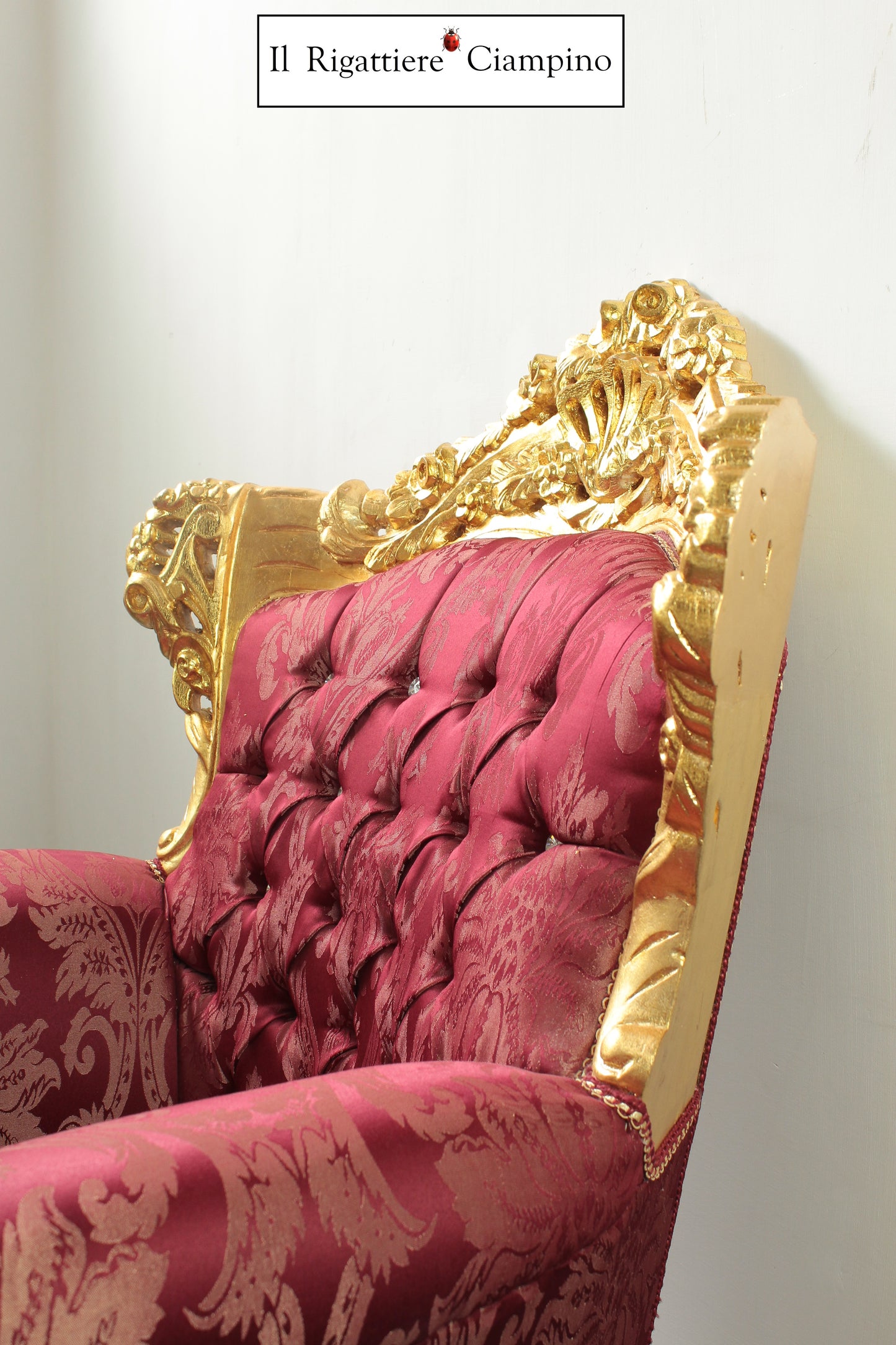 Set salotto in stile barocco, foglia oro e damasco bordeaux