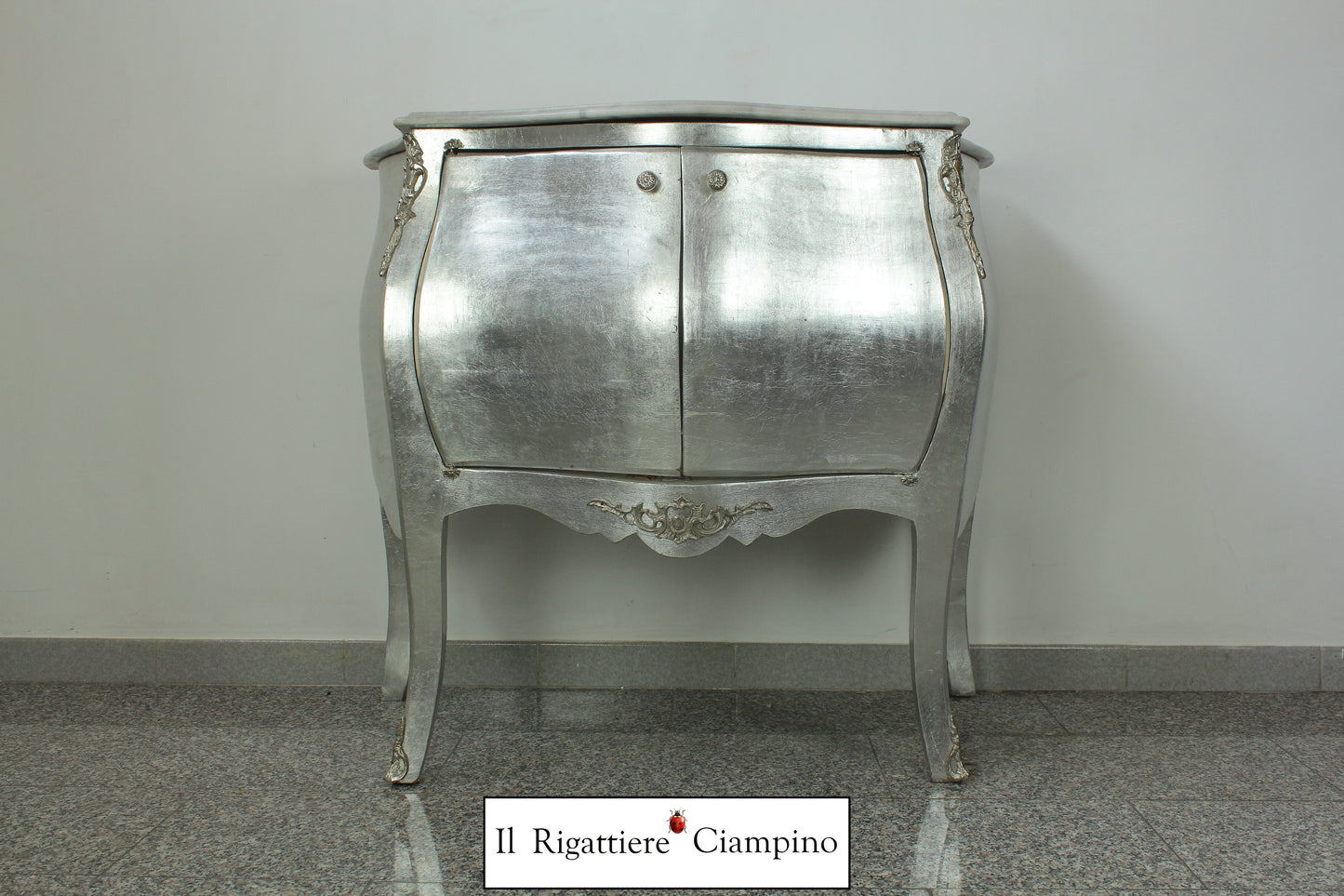 Mobile bagno in foglia argento con lavandino