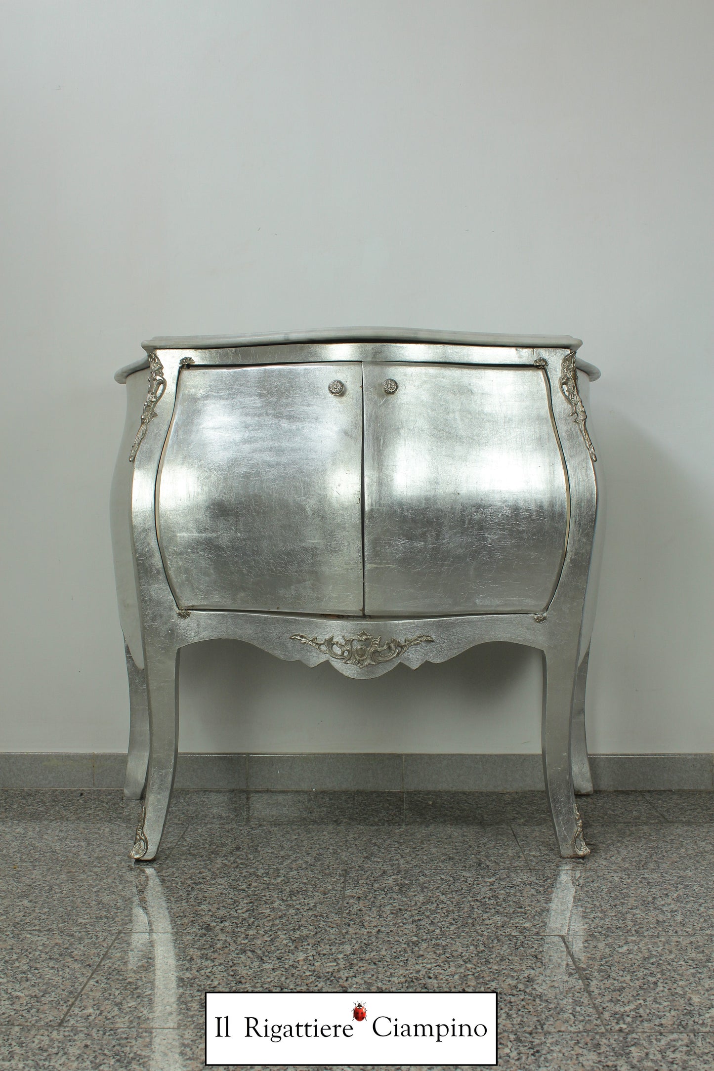 Mobile bagno in foglia argento con lavandino