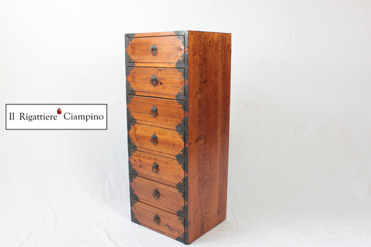 Settimino in stile rustico in legno con rifiniture in metallo