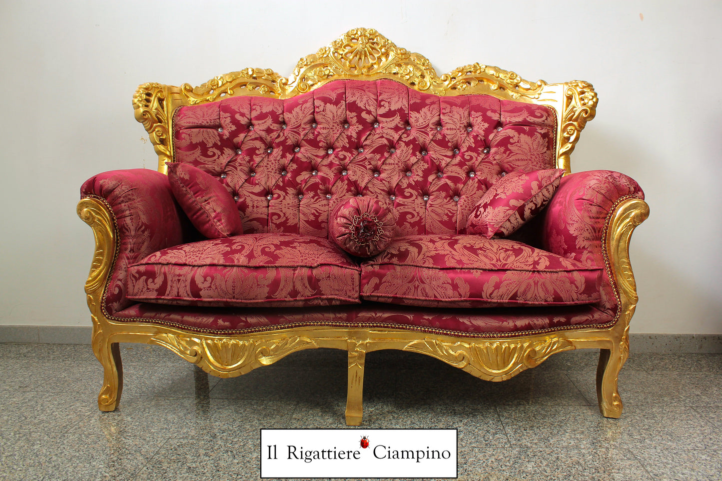 Divano due posti barocco oro e damasco rosso bordeaux