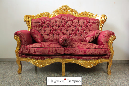 Divano due posti barocco oro e damasco rosso bordeaux